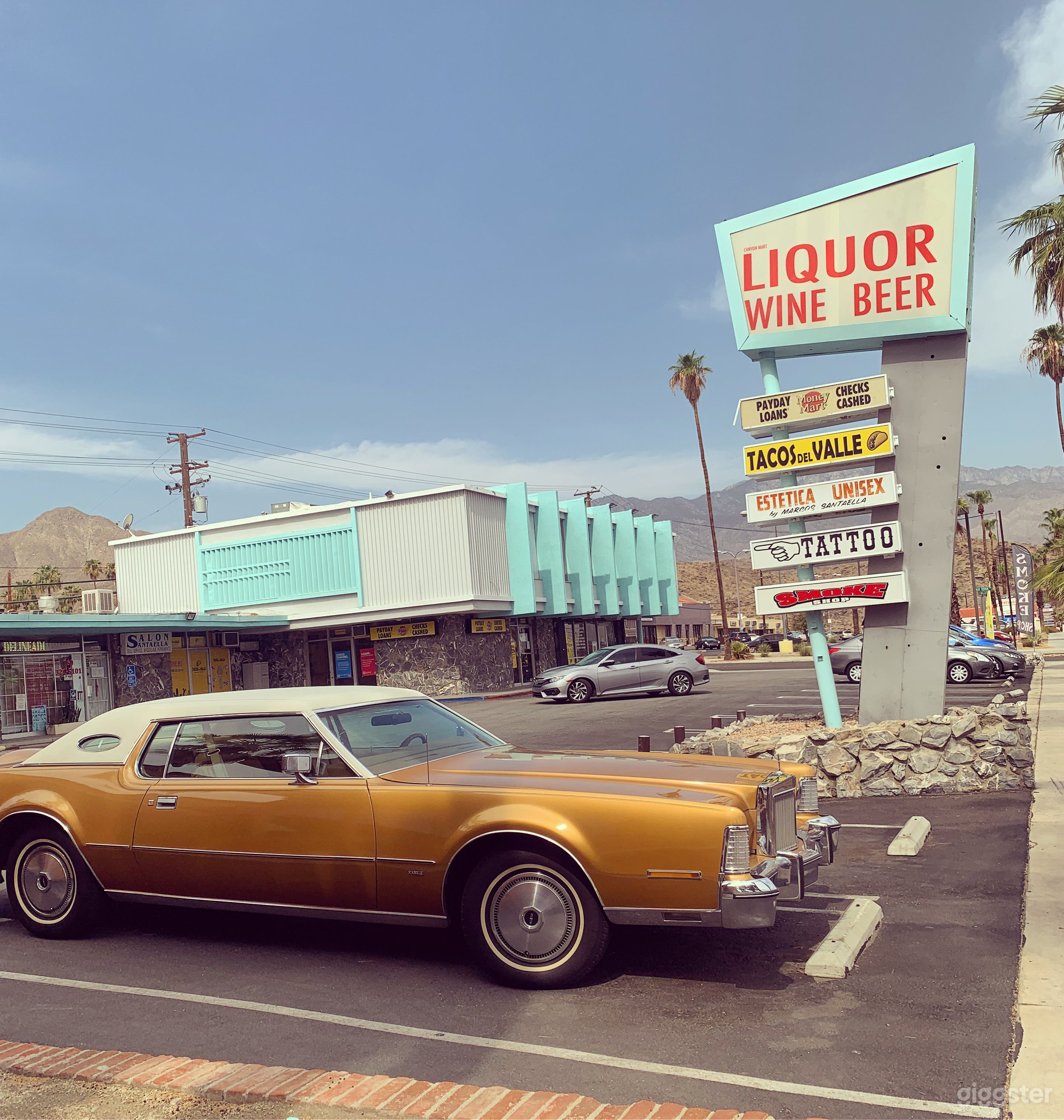 Luxurious 1974 Gold Lincoln Continental Mark IV Photo 4