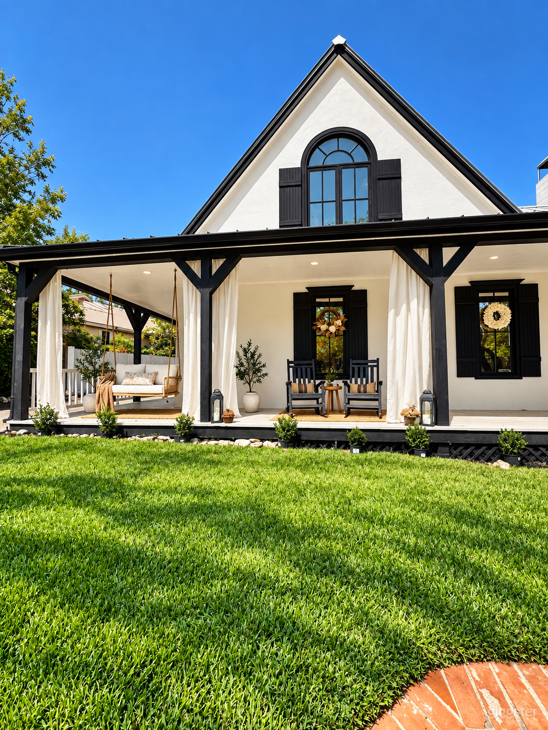 Refined Outdoor Space for Photoshoots & Intimate Ev Photo 2