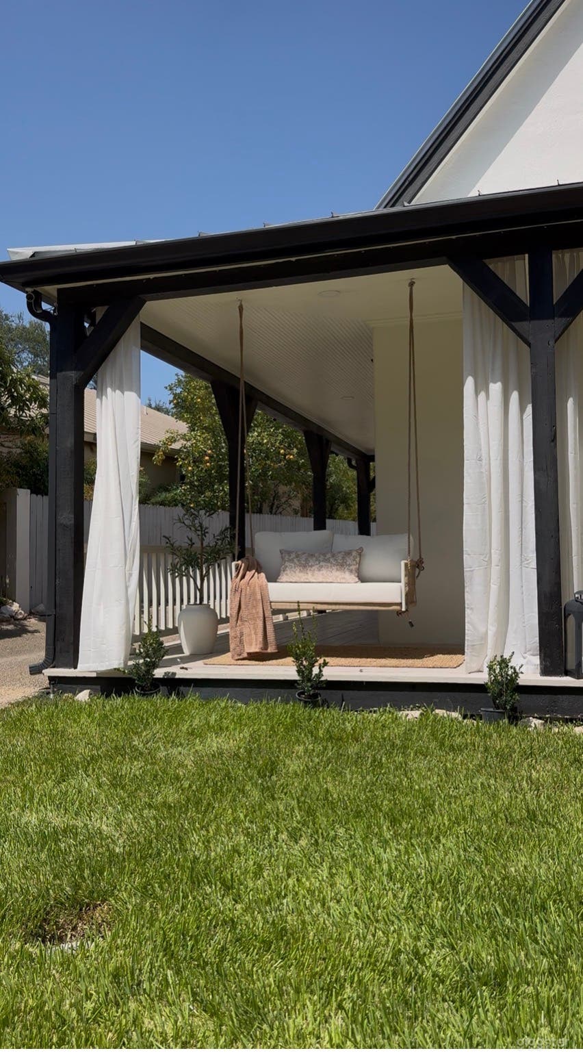 Refined Outdoor Space for Photoshoots & Intimate Ev Photo 4