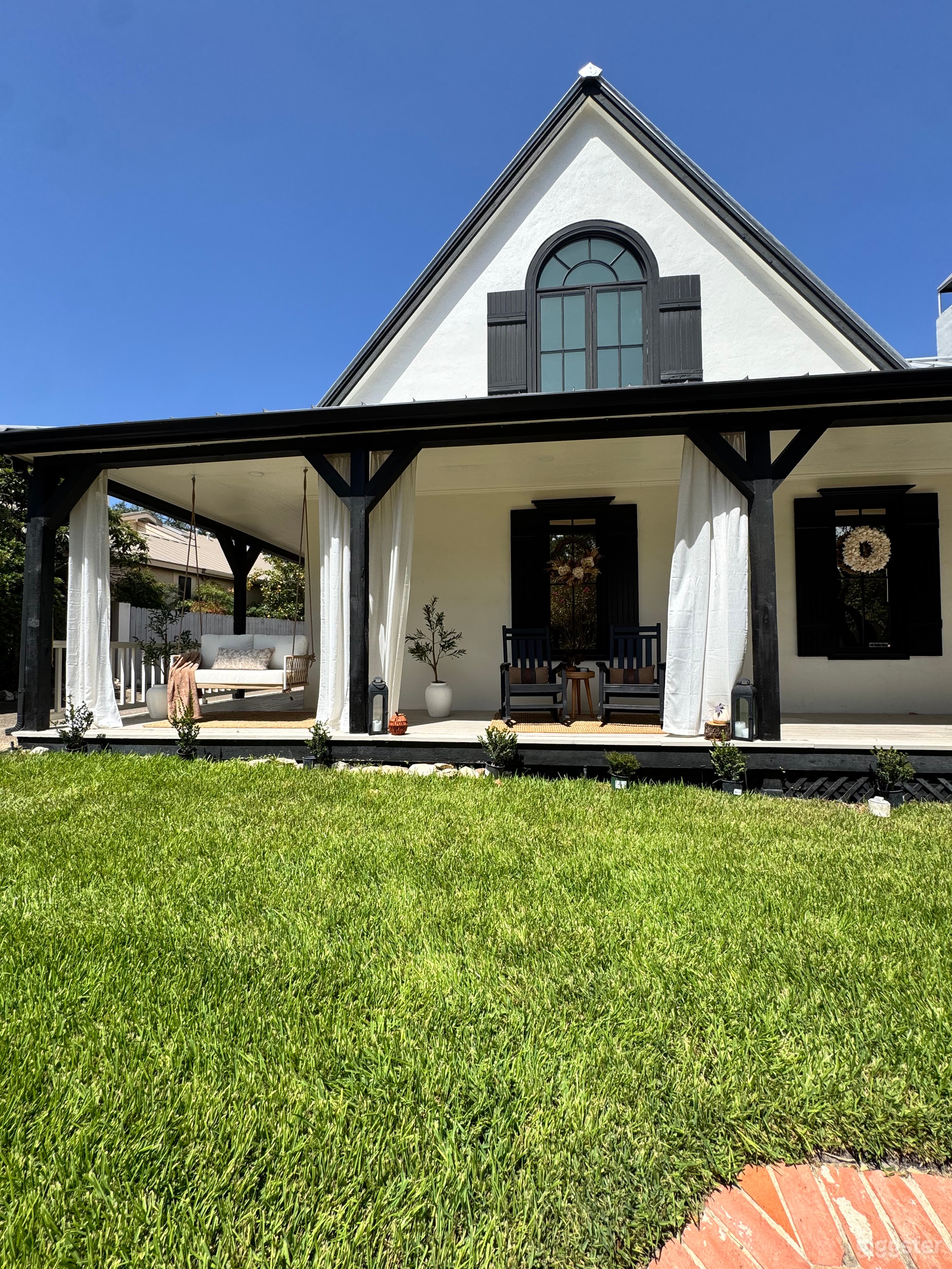 Refined Outdoor Space for Photoshoots & Intimate Ev Photo 3