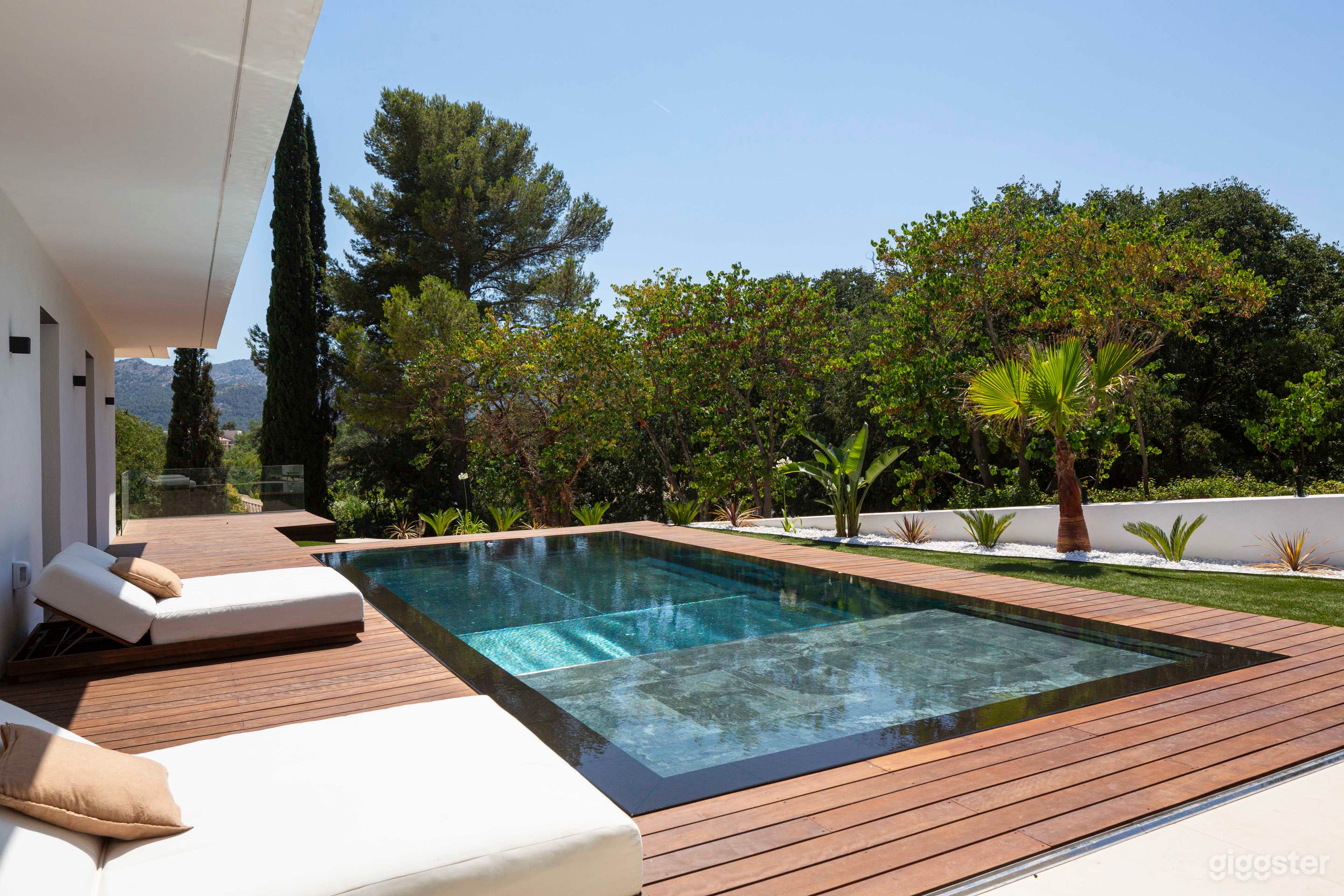 Photo de Villa d'architecte contemporaine avec piscine miroir 3