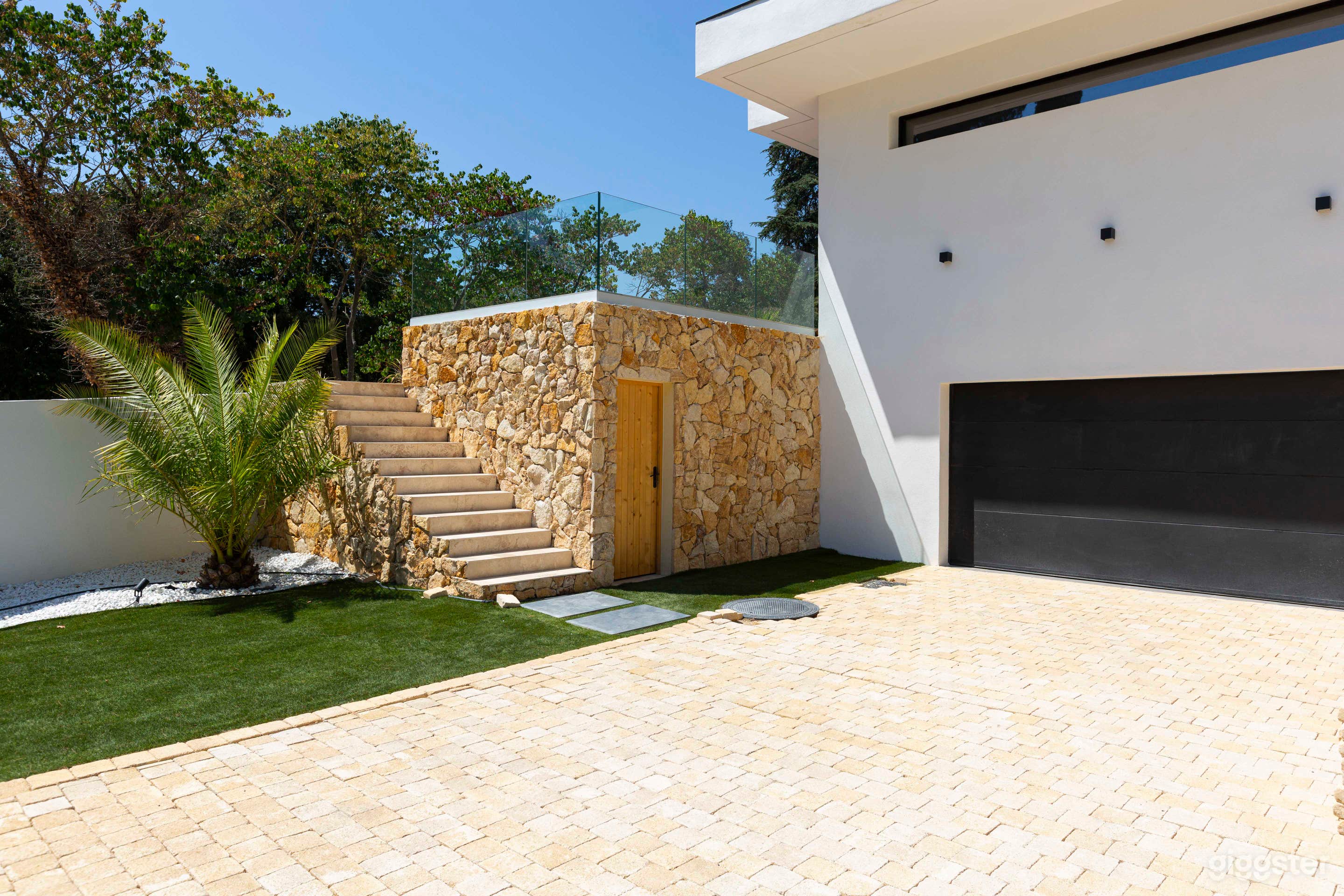 Photo de Villa d'architecte contemporaine avec piscine miroir 4