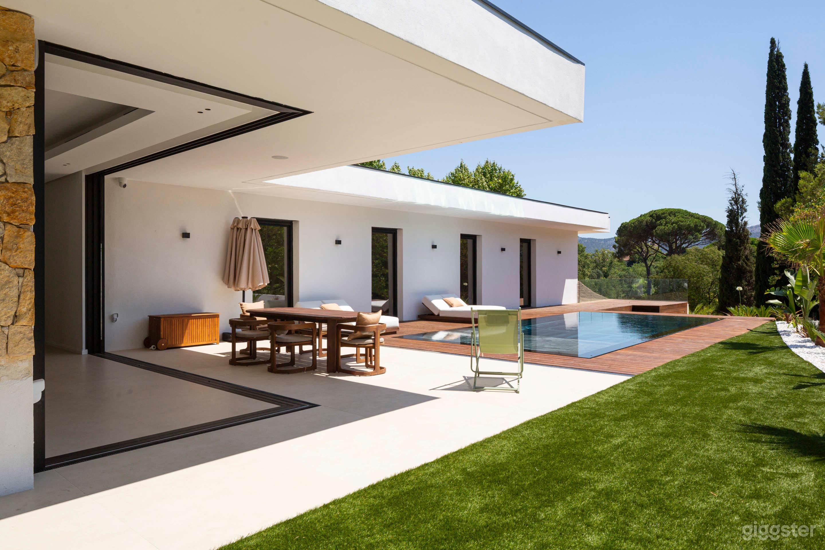 Photo de Villa d'architecte contemporaine avec piscine miroir 2