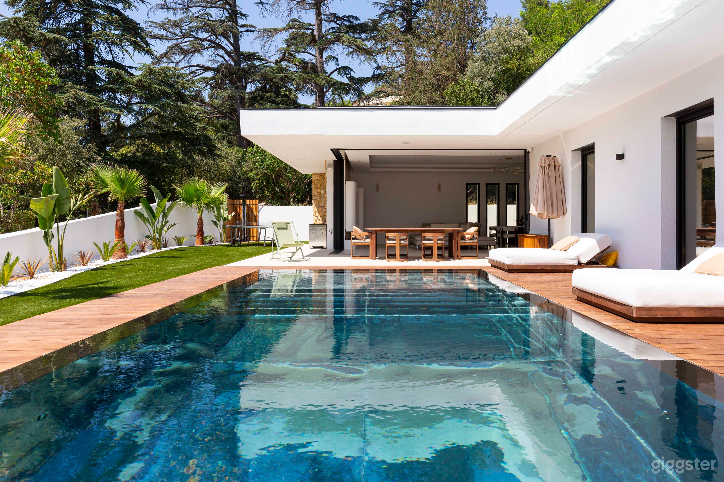 Photo de Villa d'architecte contemporaine avec piscine miroir 1