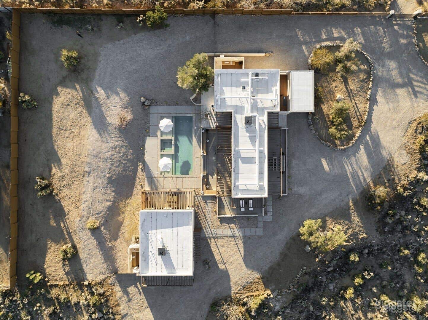 Organic Minimalism &amp; Modern Opulence: Tennis Court Photo 4