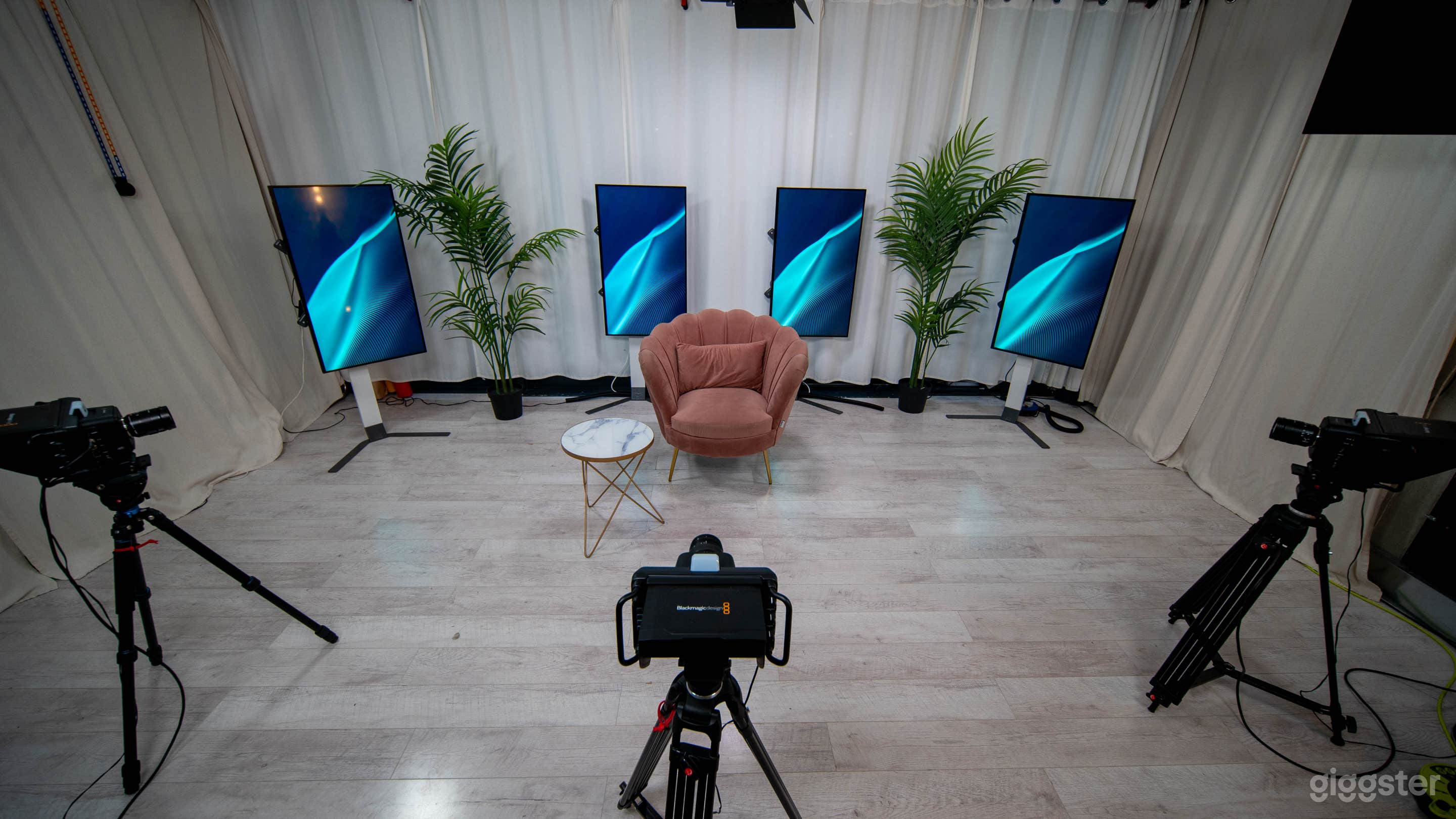 Podcast Recording Studio For Visual Creator Photo 3