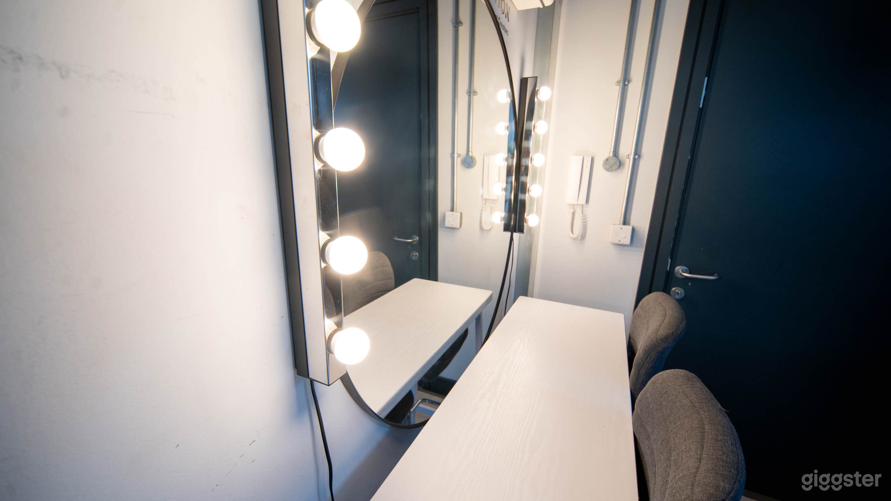 Podcast Recording Studio For Visual Creator Photo 4