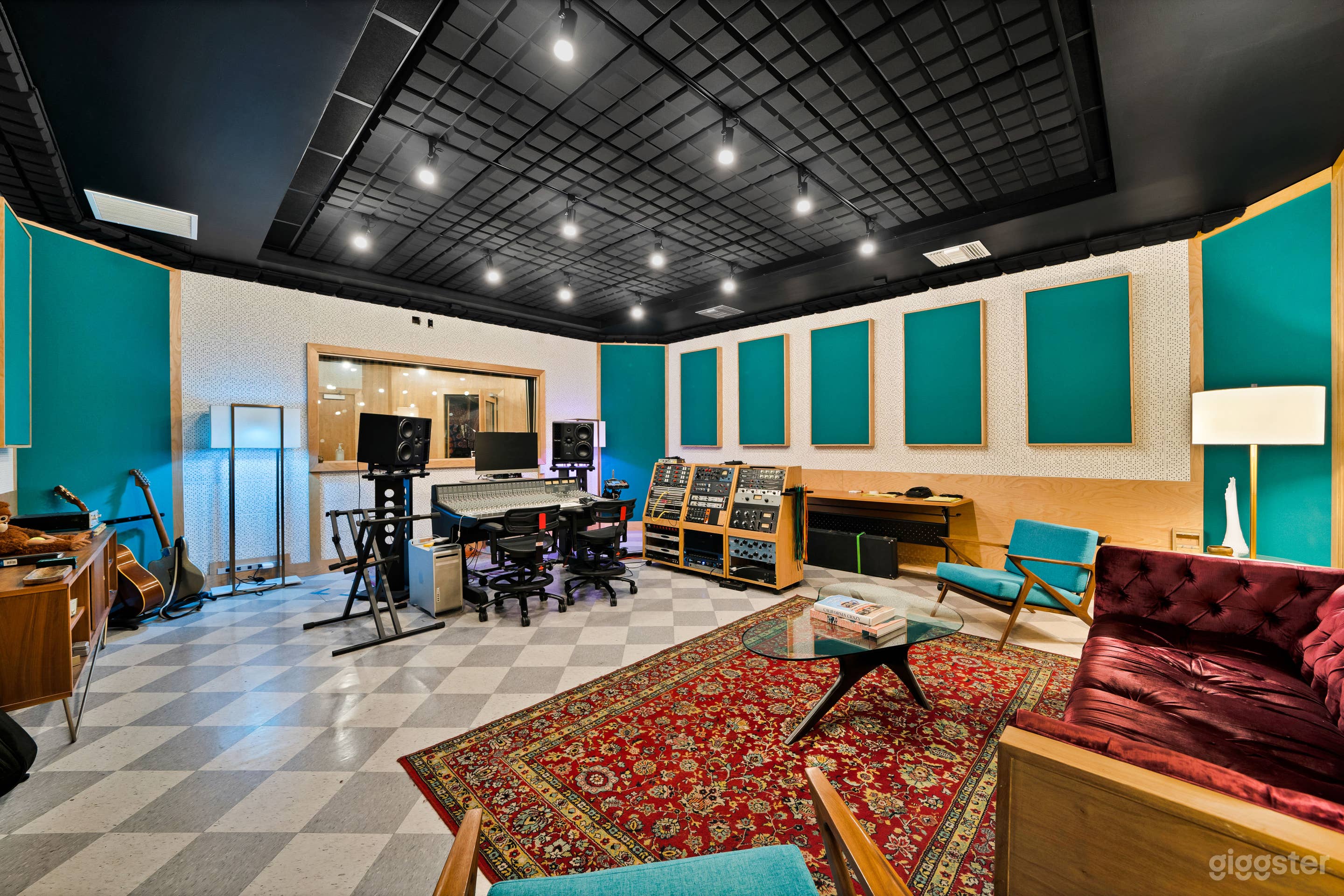 RETRO-CHIC RECORDING STUDIO–TIMELESS SOUND &amp; STYLE Photo 4