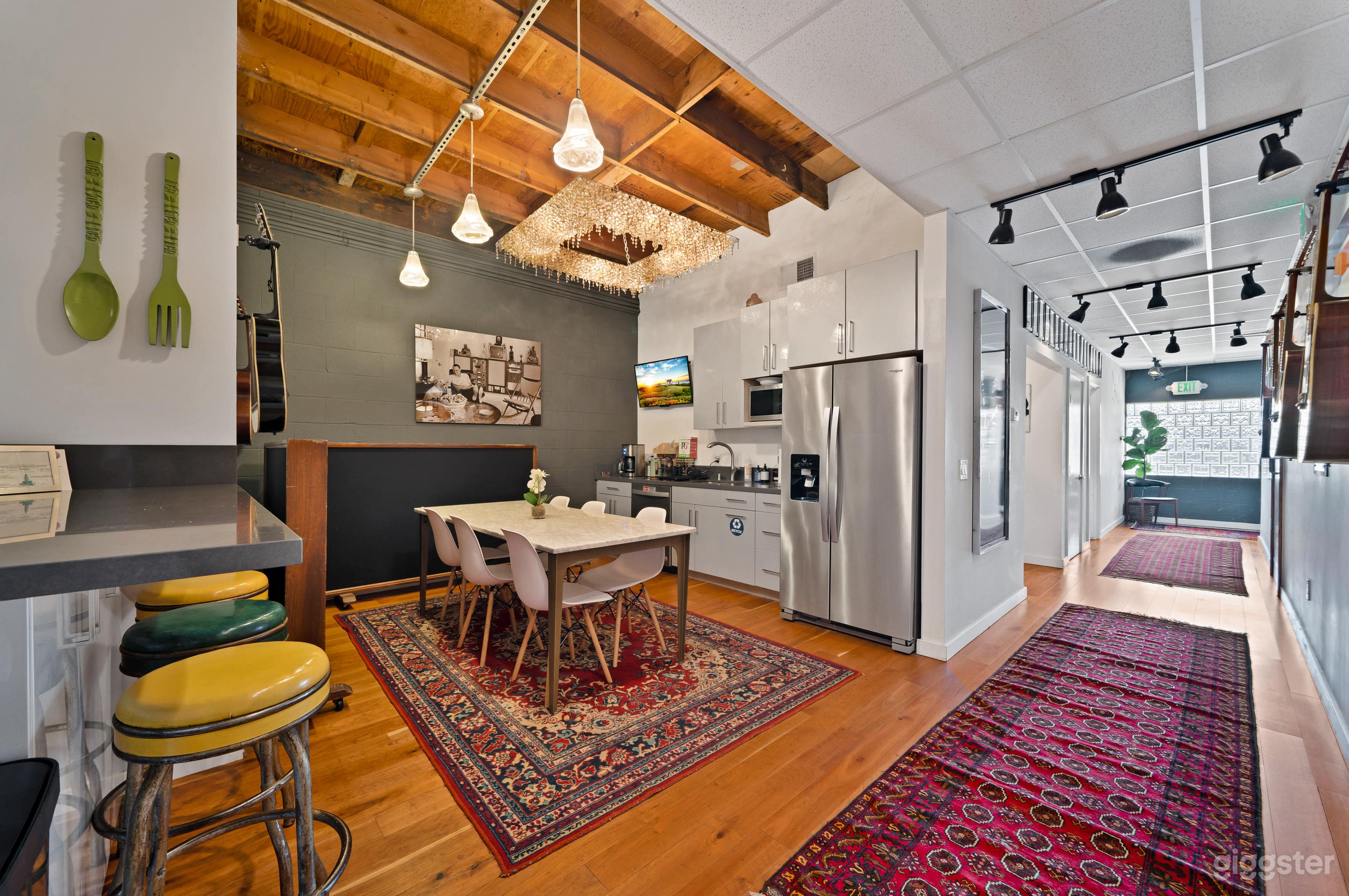 RETRO-CHIC RECORDING STUDIO–TIMELESS SOUND &amp; STYLE Photo 2