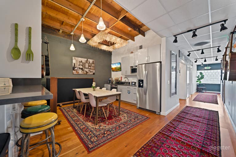  RETRO-CHIC RECORDING STUDIO–TIMELESS SOUND & STYLE 