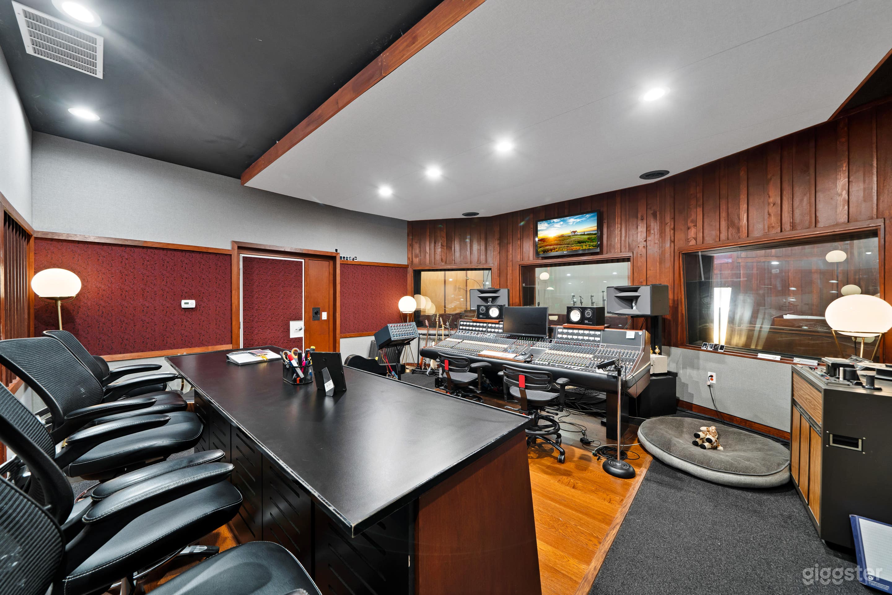 RETRO-CHIC RECORDING STUDIO–TIMELESS SOUND &amp; STYLE Photo 3