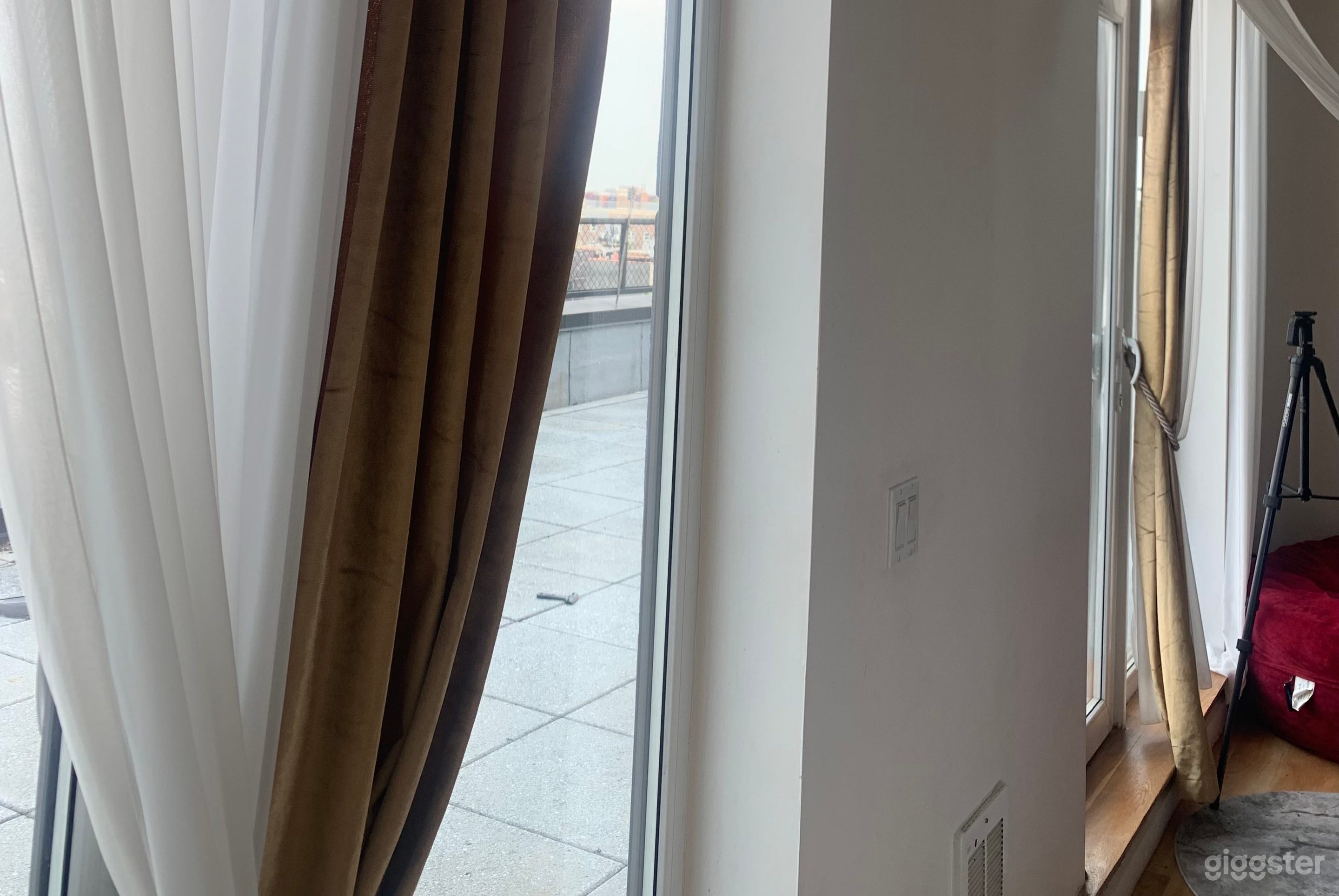 Indoor/outdoor Modern private patio & lounge space Photo 3