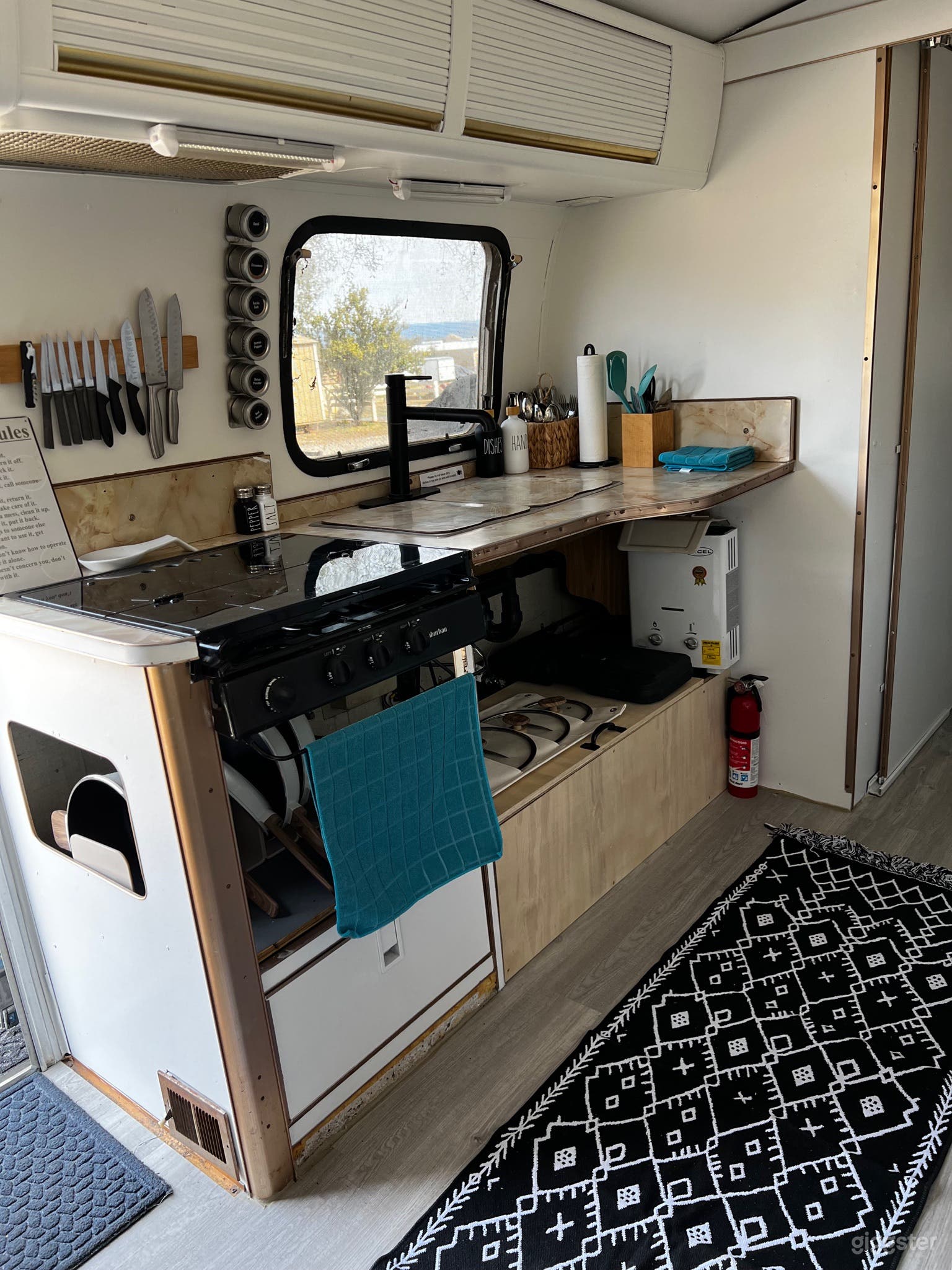 1975 Airstream Land Yacht Sovereign Photo 4