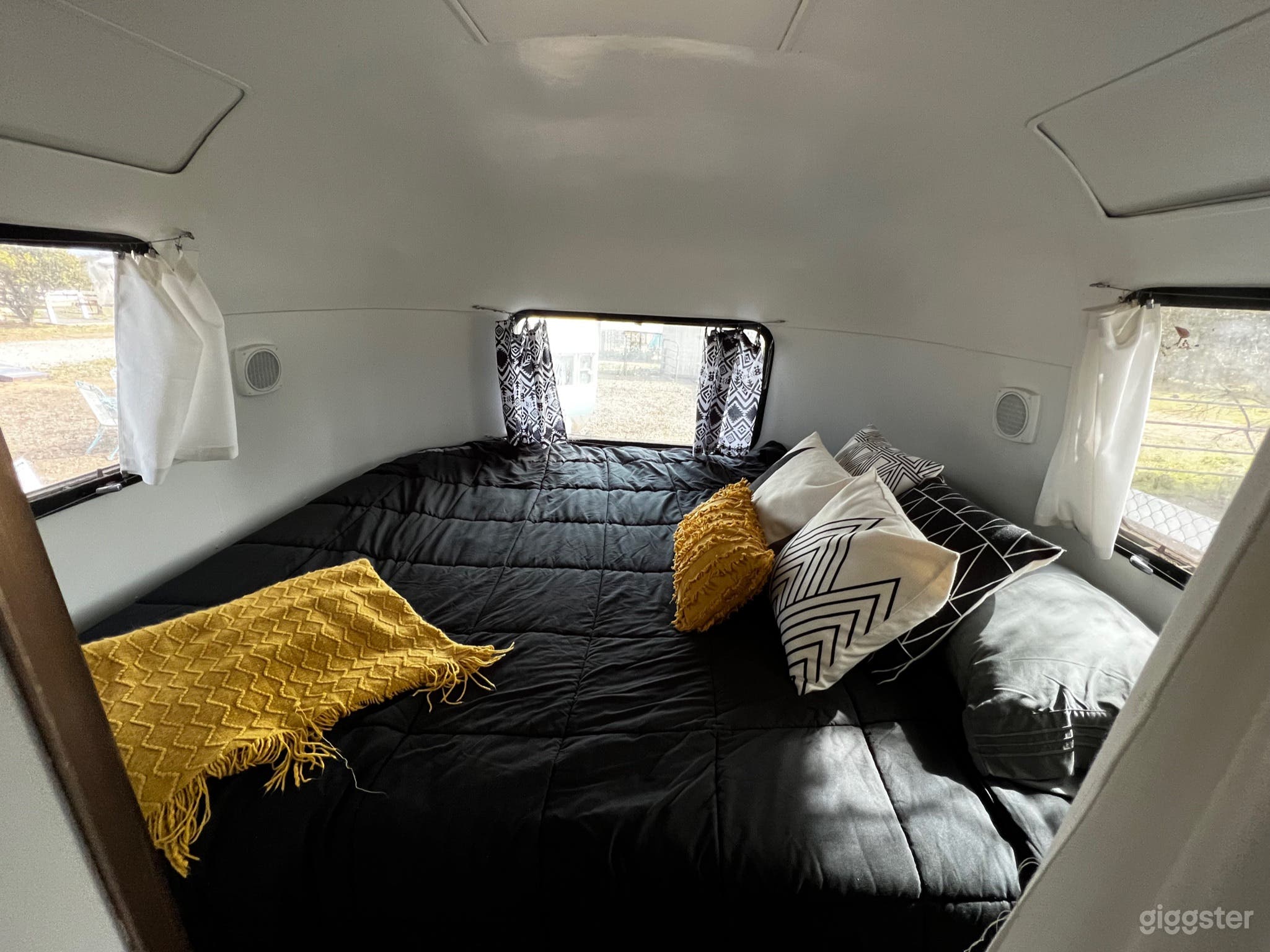 1975 Airstream Land Yacht Sovereign Photo 3