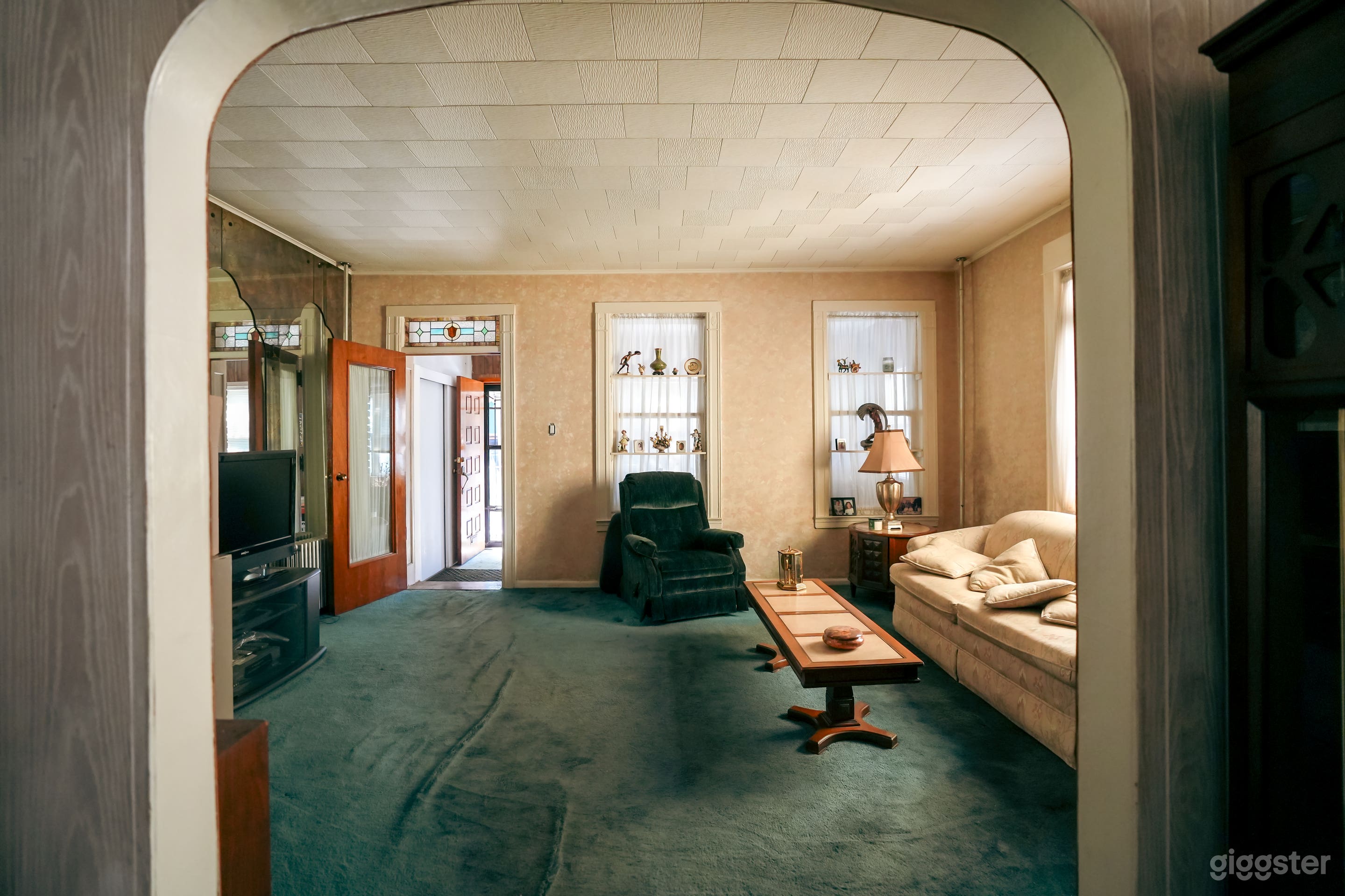 Vintage House with Nostalgic, Antique Features Photo 4