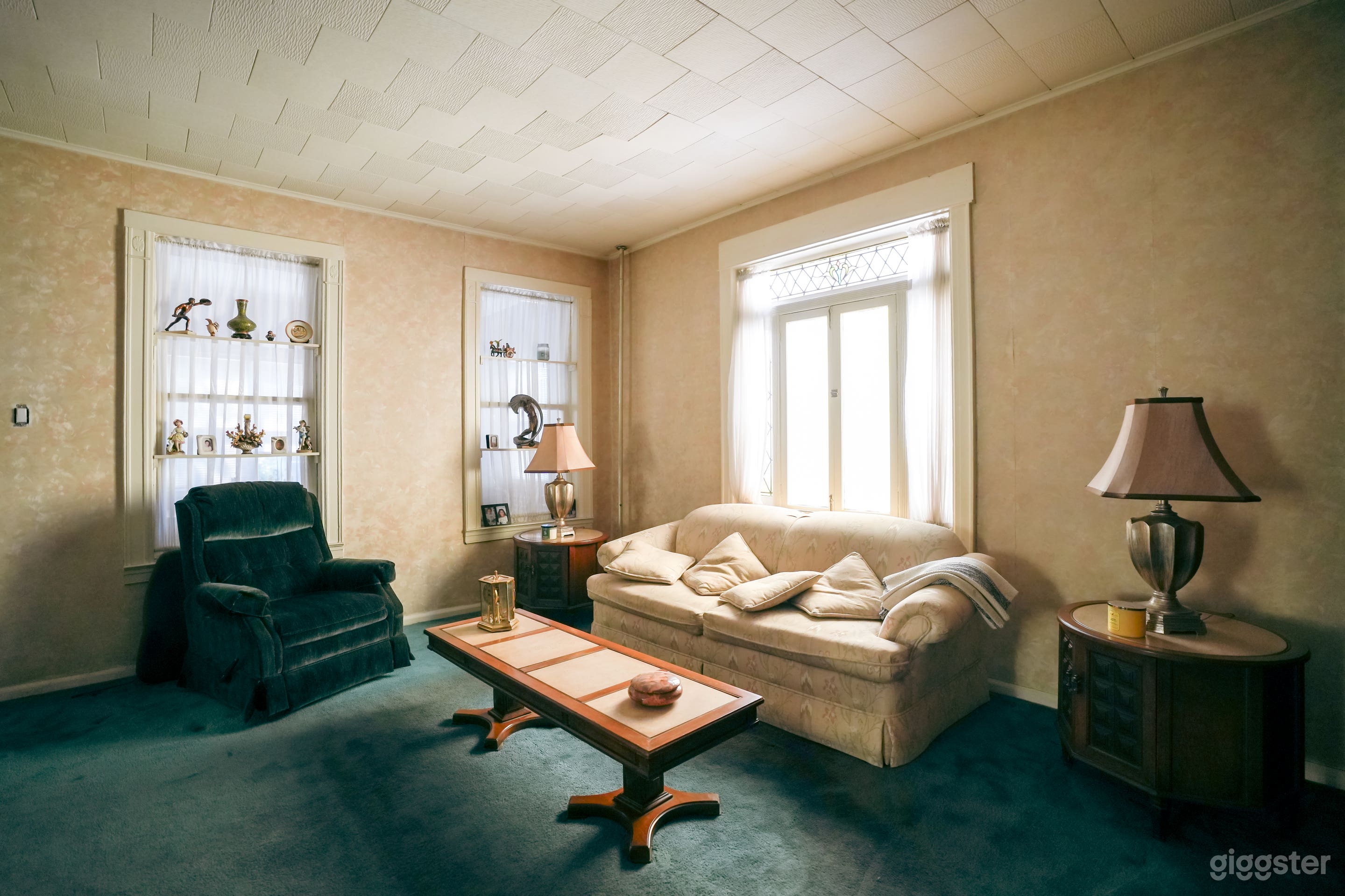 Vintage House with Nostalgic, Antique Features Photo 2