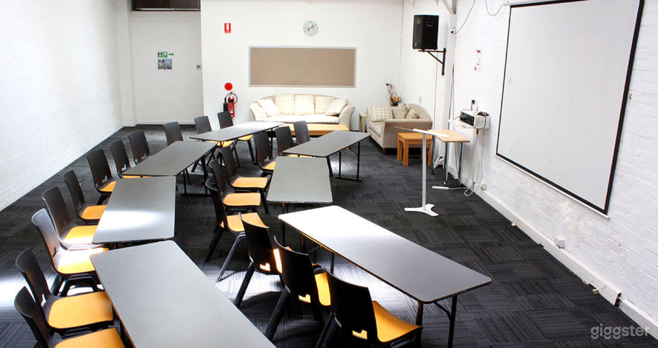 A Versatile Space with a Secret Street Entrance Photo 1