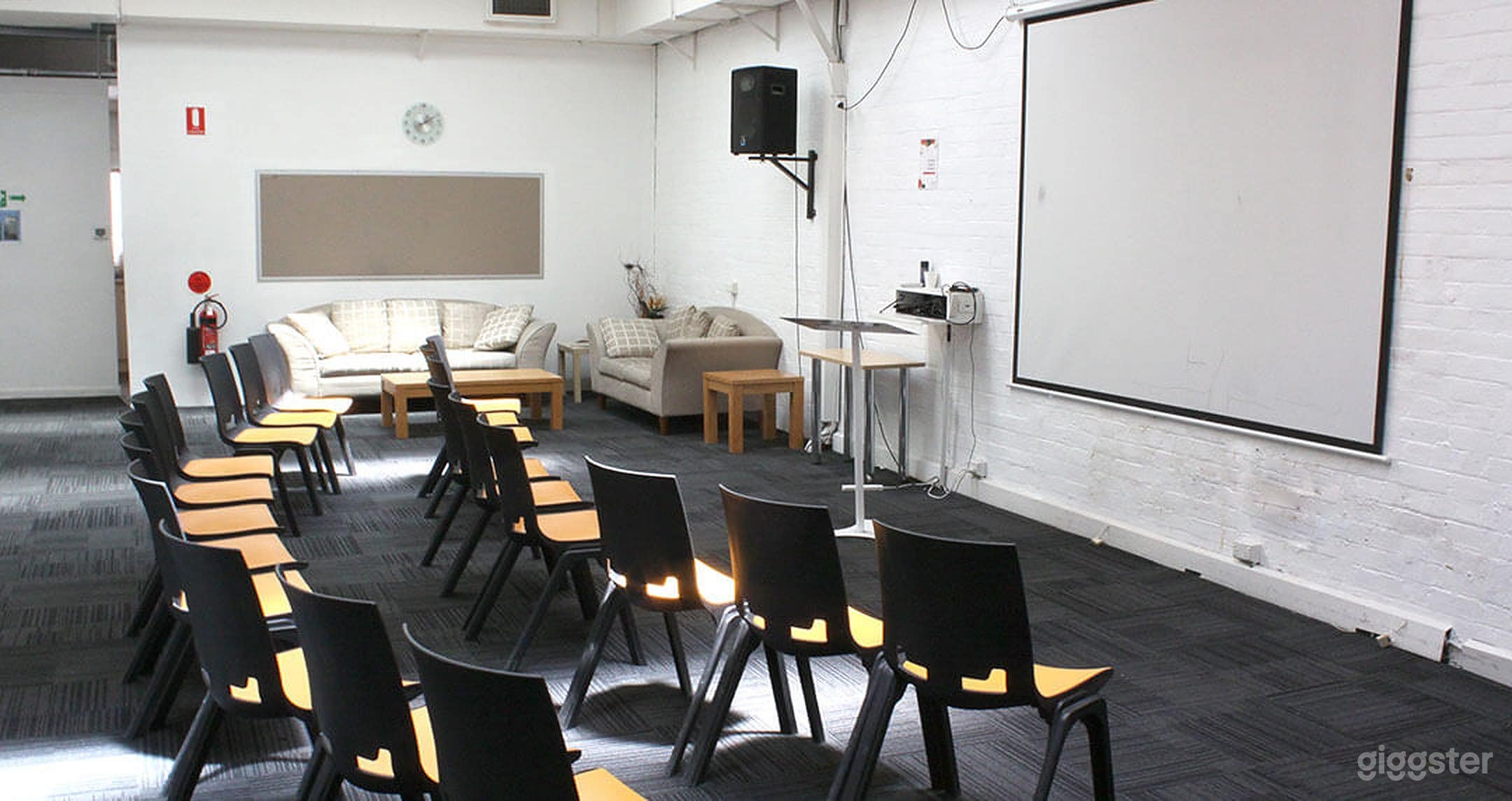 A Versatile Space with a Secret Street Entrance Photo 3