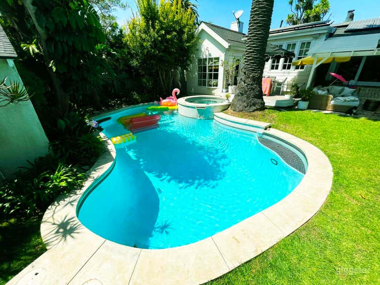  Private Backyard Pool with Spa and Garden Vibes 