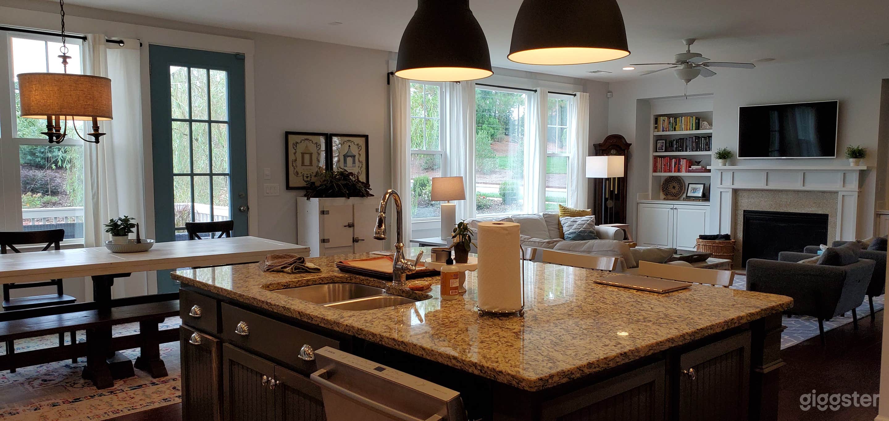 Craftsman Suburban House in South Charlotte Area Photo 4