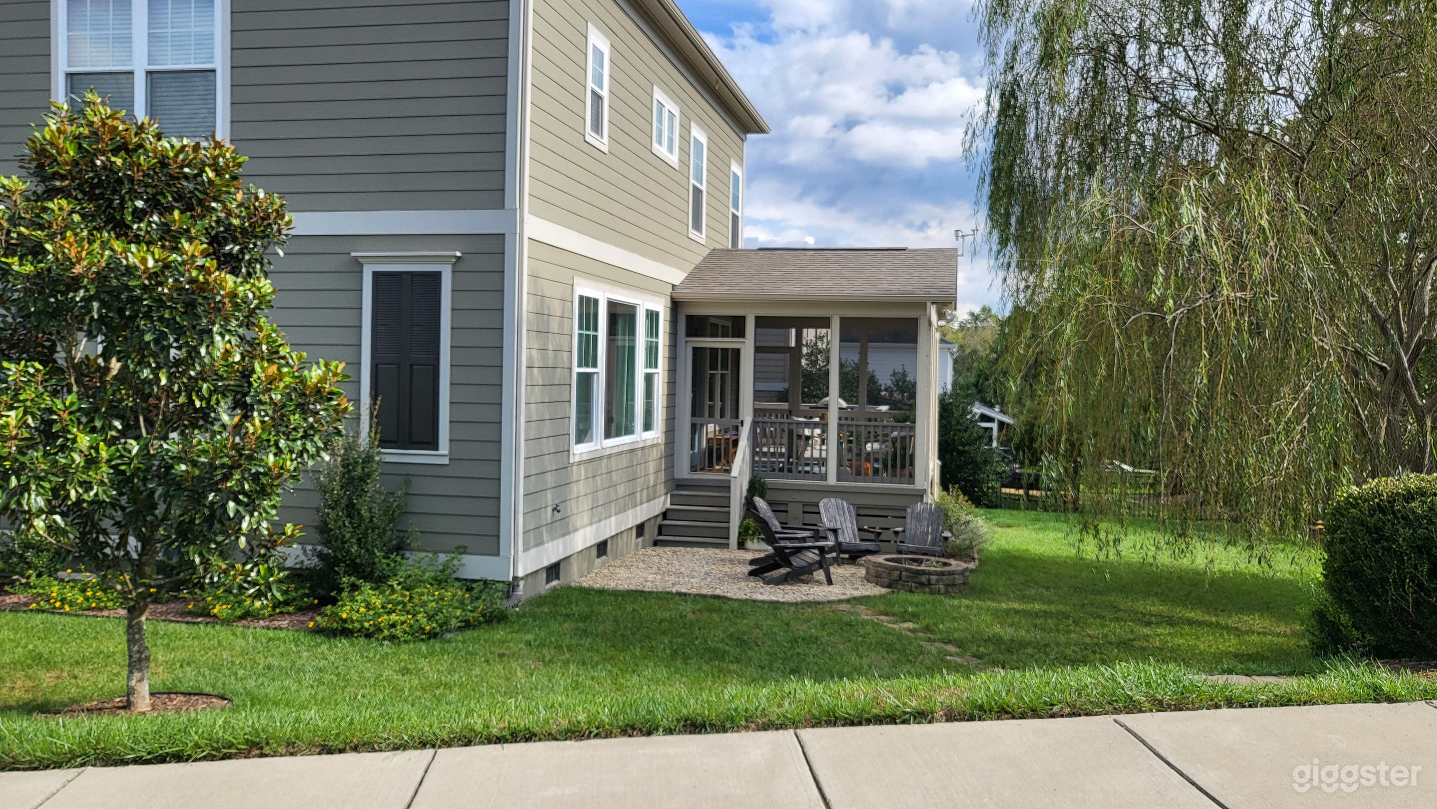 Craftsman Suburban House in South Charlotte Area Photo 2