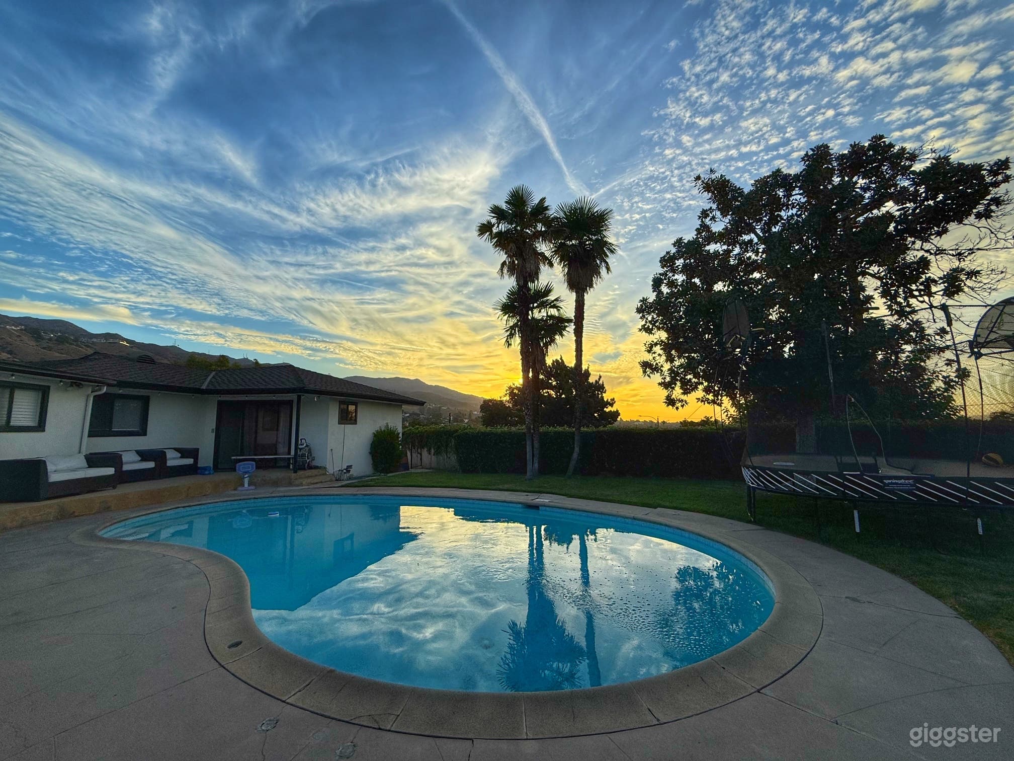 Backyard/ Pool/Trampoline