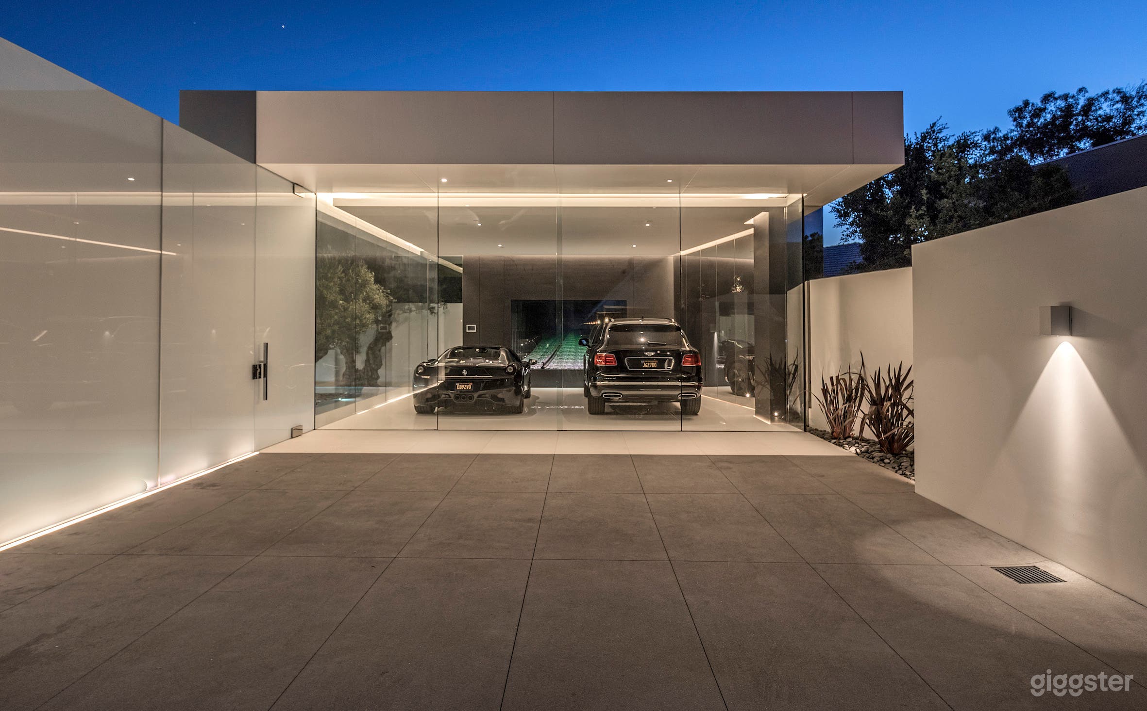 Beverly Hills Glass House Photo 3