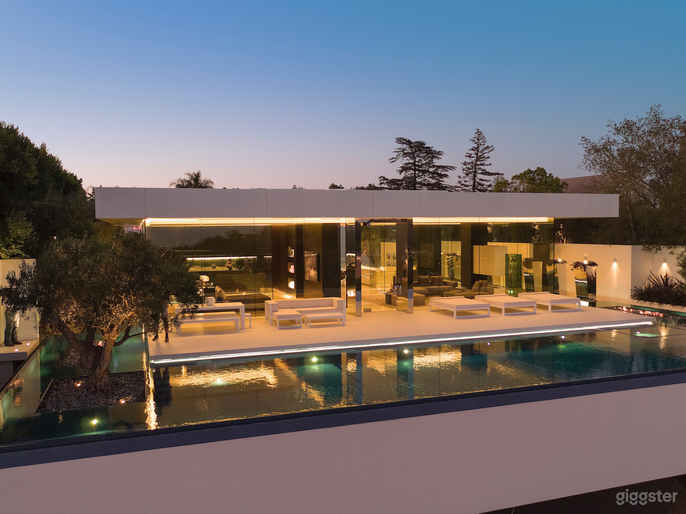 Beverly Hills Glass House Photo 2