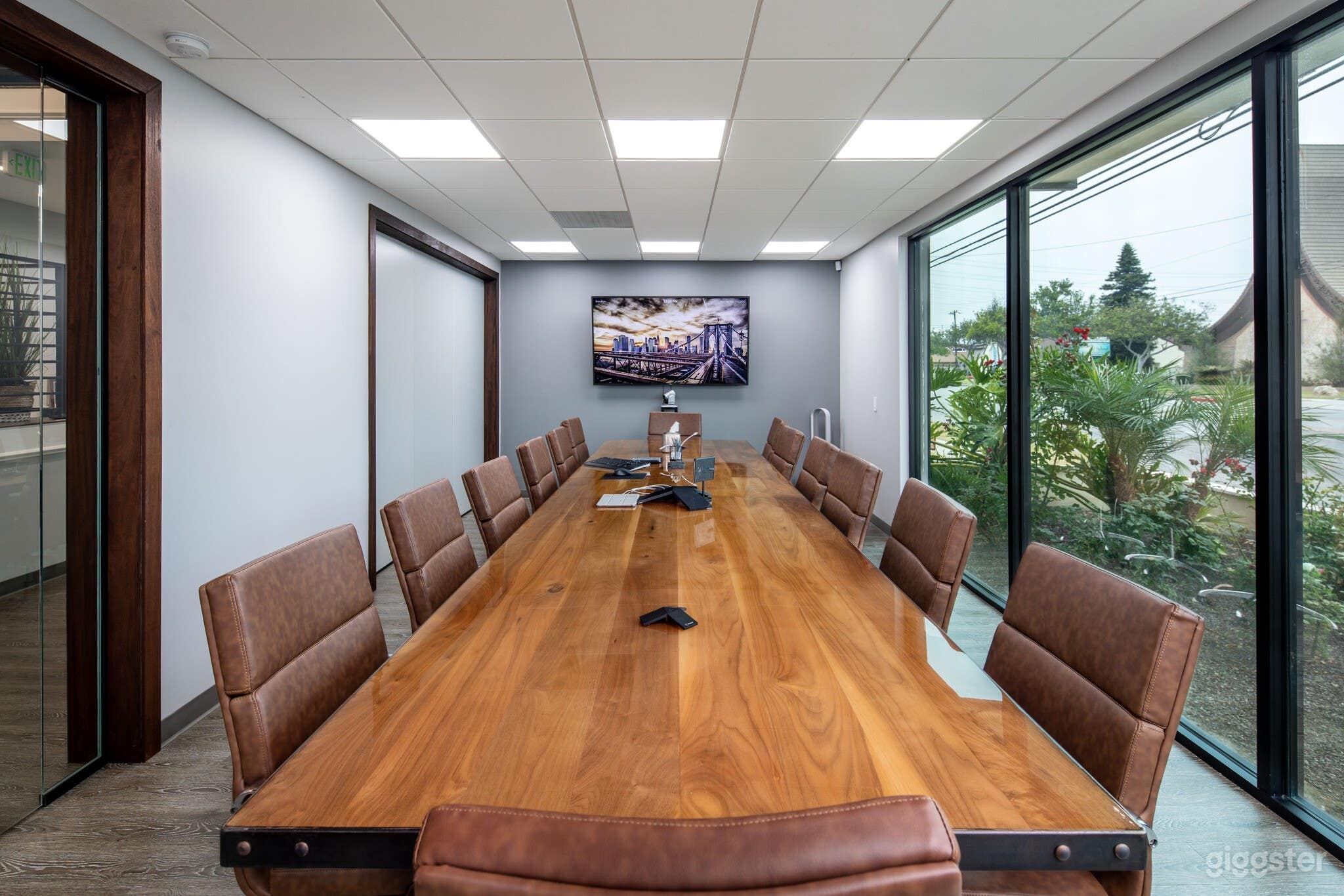 Modern Office- Full Access to Building+Parking Lot Photo 2