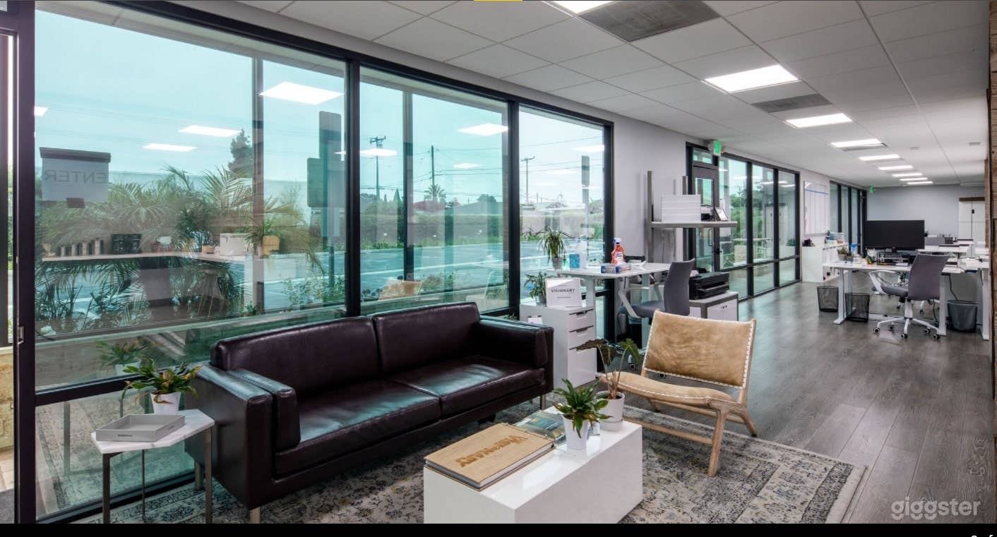 Modern Office- Full Access to Building+Parking Lot Photo 4