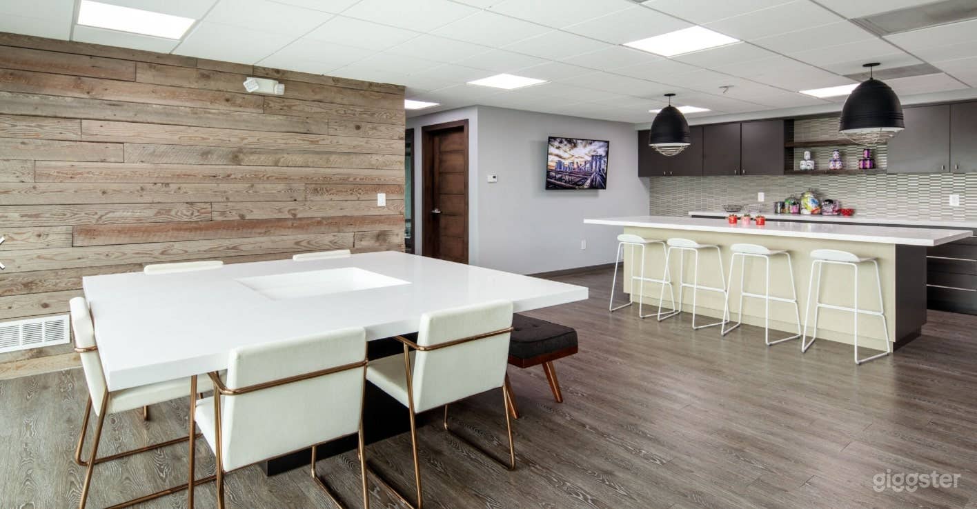 Modern Office- Full Access to Building+Parking Lot Photo 3