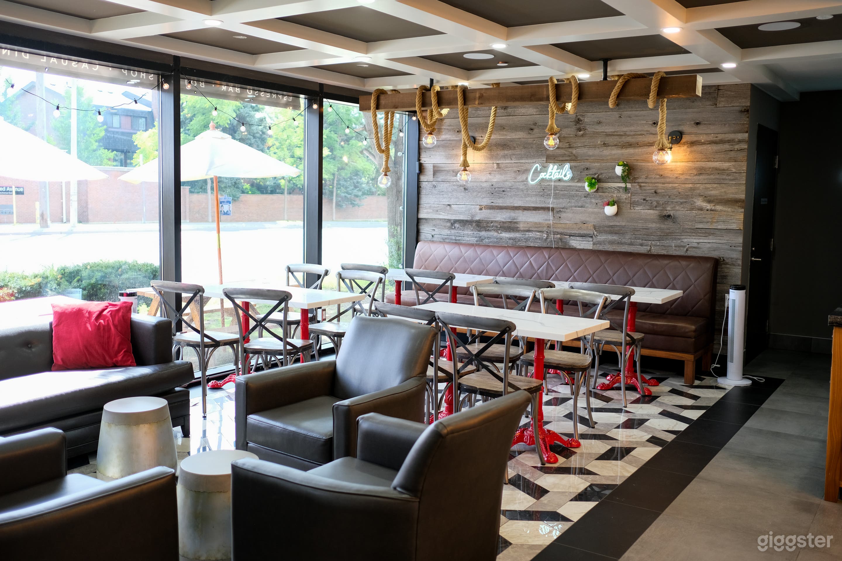 Modern &amp; Stylish Café and Bar Photo 3