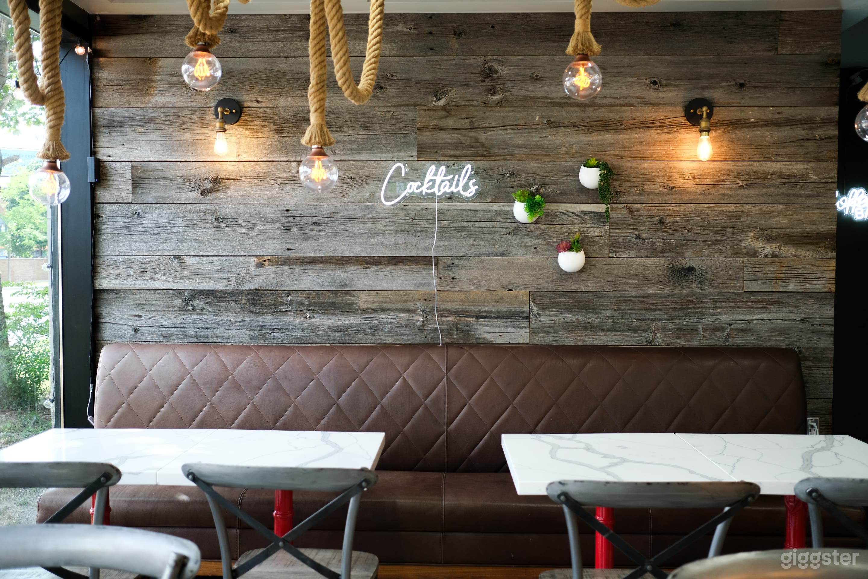 Modern &amp; Stylish Café and Bar Photo 4