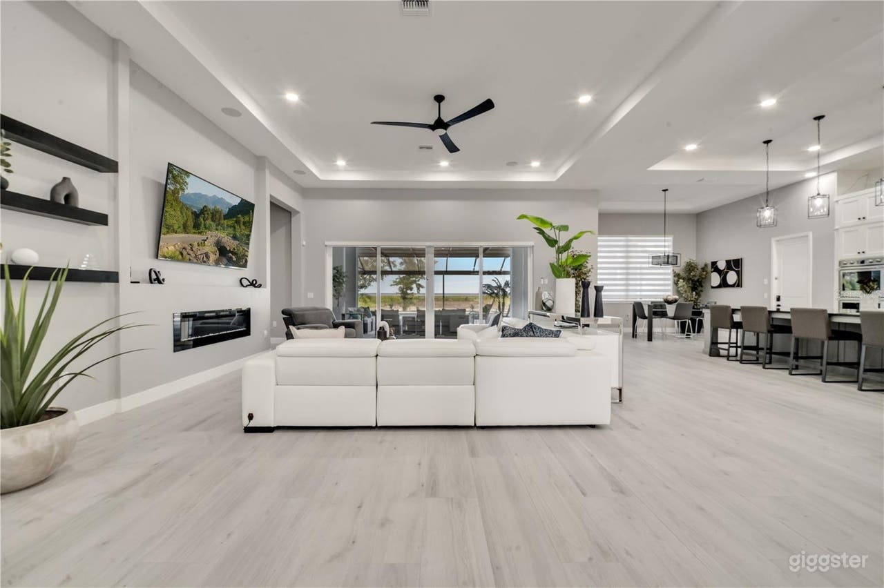 Luxurious Lakefront Estate with Unparalleled Amenities Photo 4