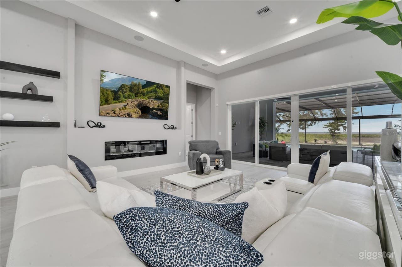 Luxurious Lakefront Estate with Unparalleled Amenities Photo 2