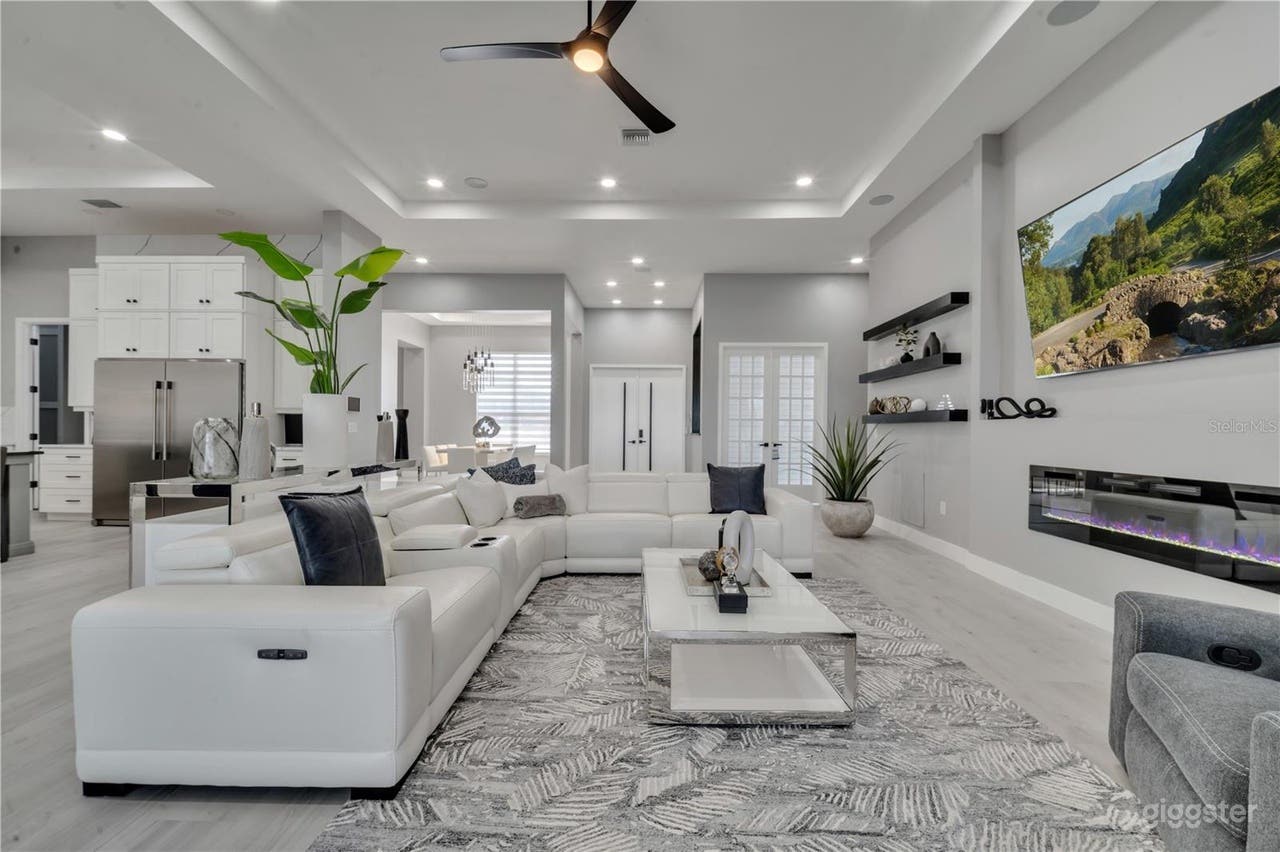 Luxurious Lakefront Estate with Unparalleled Amenities Photo 3