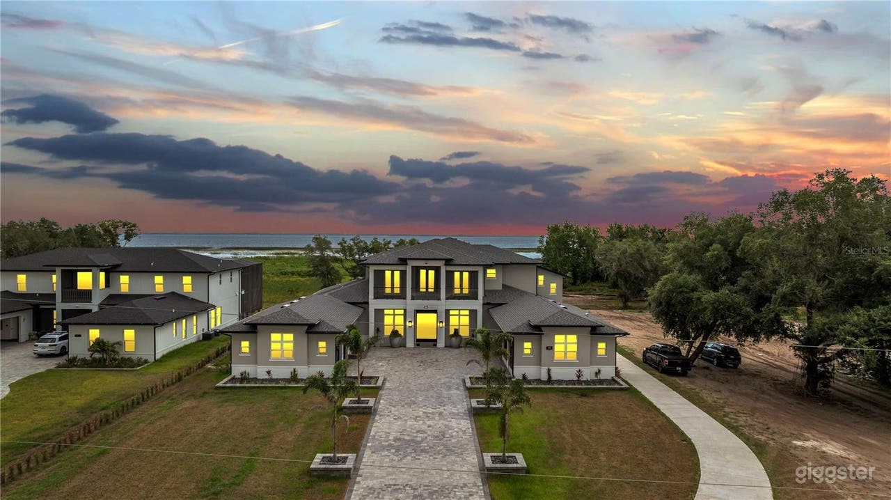 Luxurious Lakefront Estate with Unparalleled Amenities Photo 1