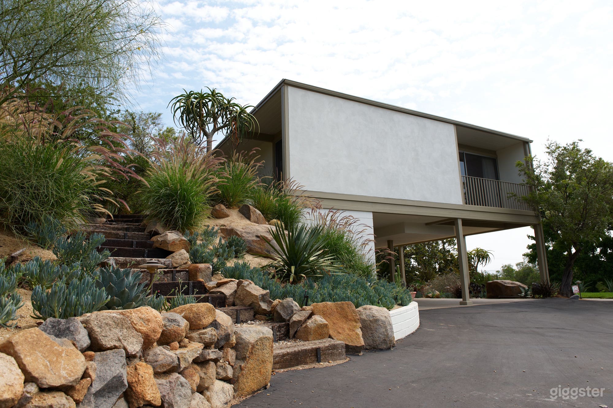 Award-Winning Mid-Century Modern Home Photo 2