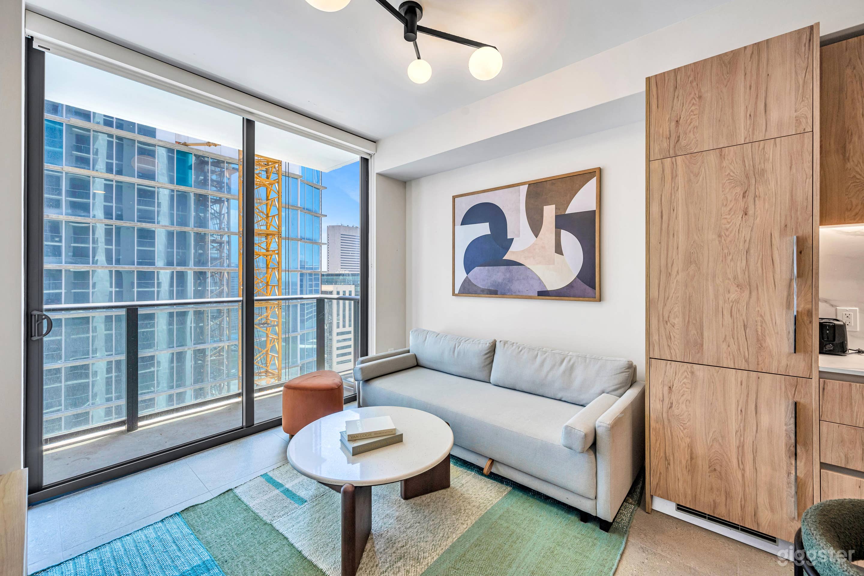 Contemporary Elegance Above the City Grid Photo 4