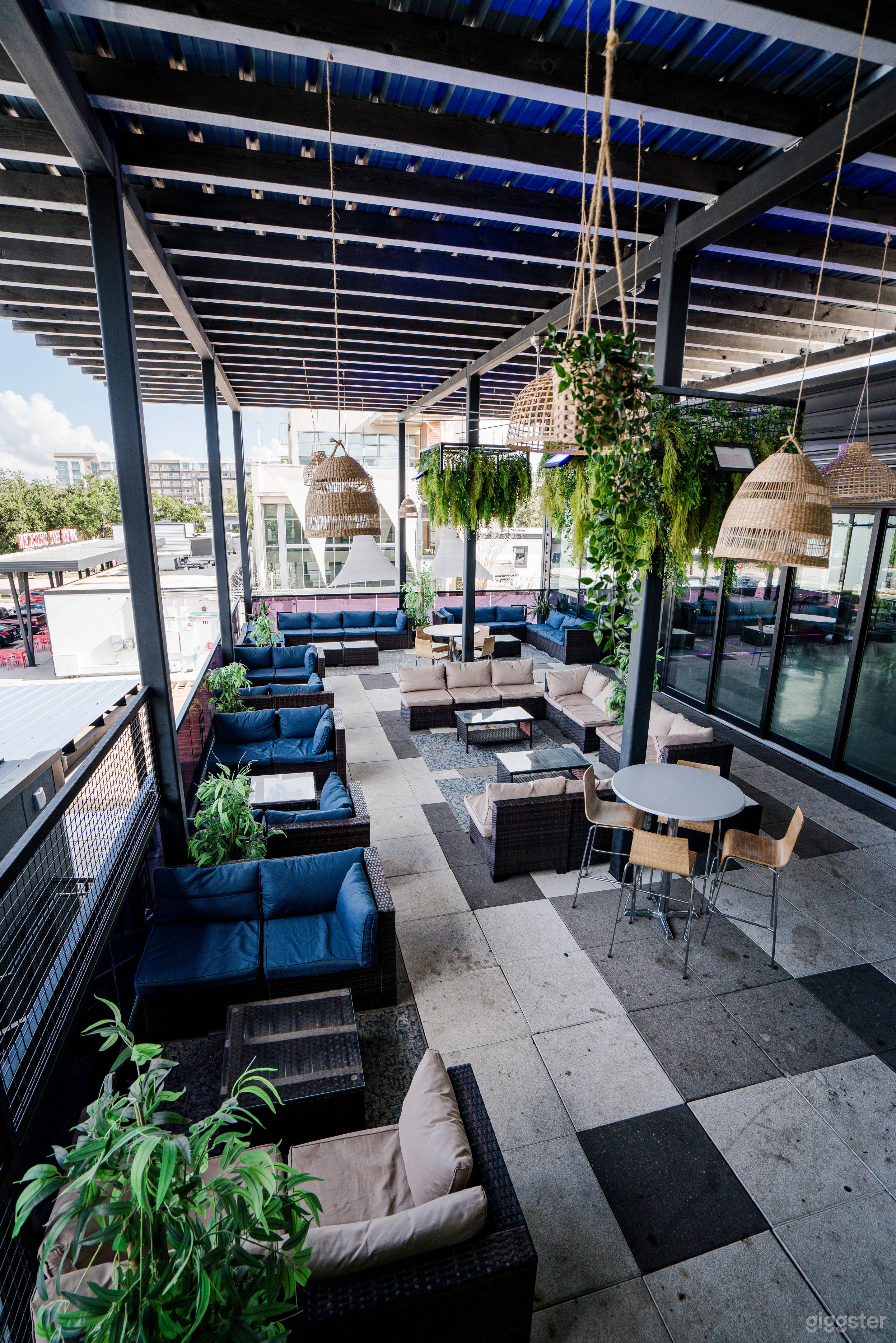 Large terrace/patio (1,200 sq ft)