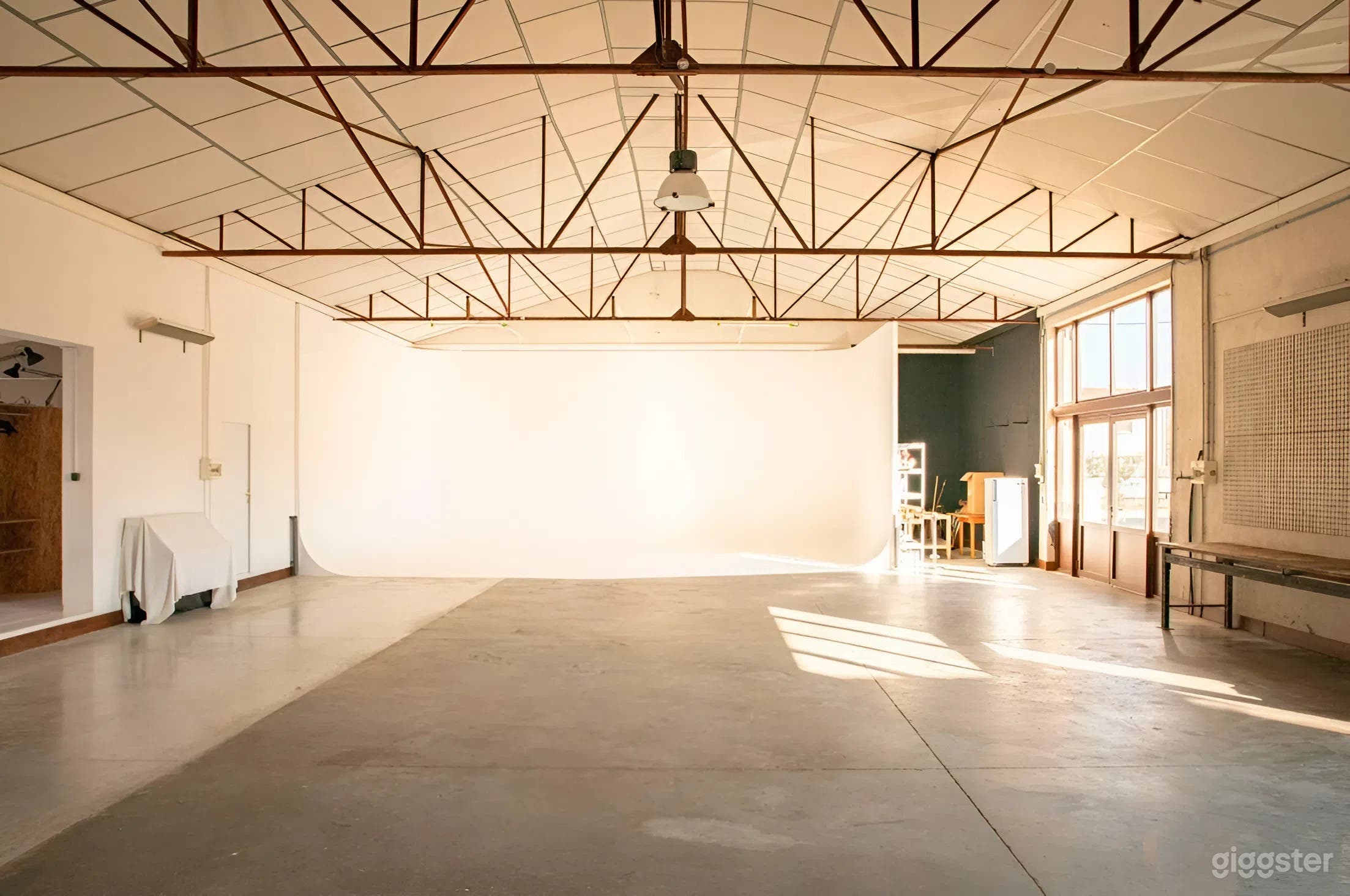 Photo de Studio photo & film lumineux à plan ouvert avec cyclorama 2