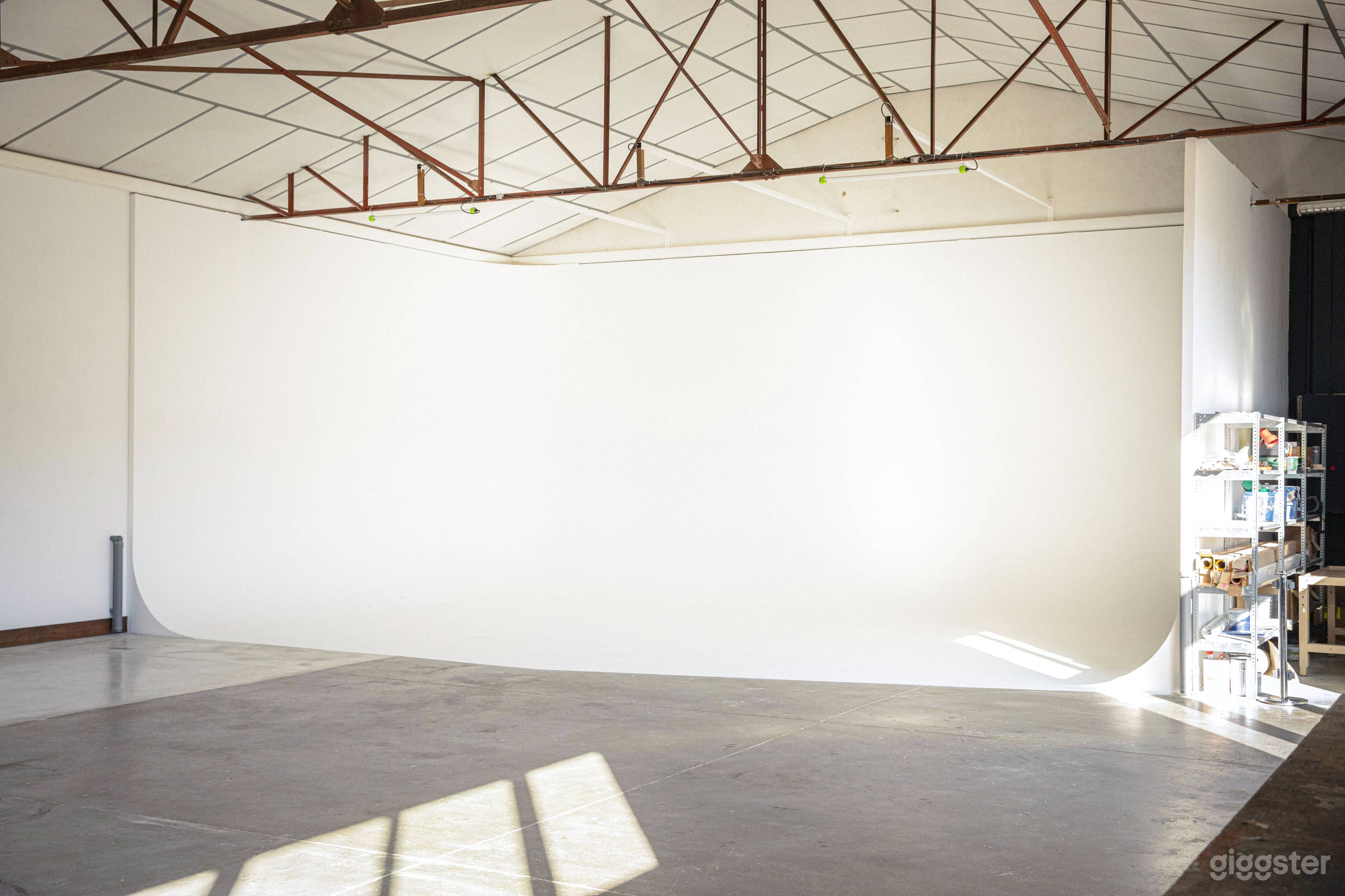 Photo de Studio photo & film lumineux à plan ouvert avec cyclorama 4
