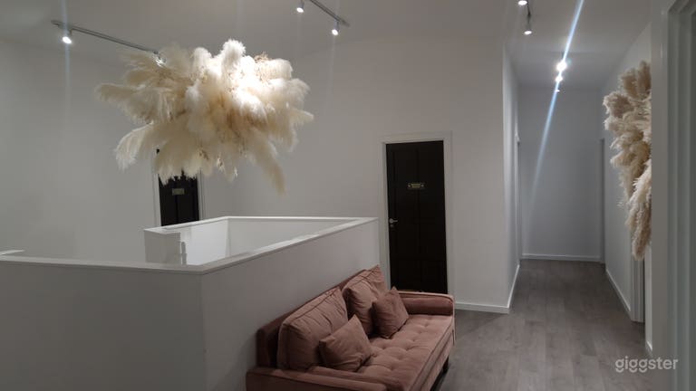  Reception area/open space 