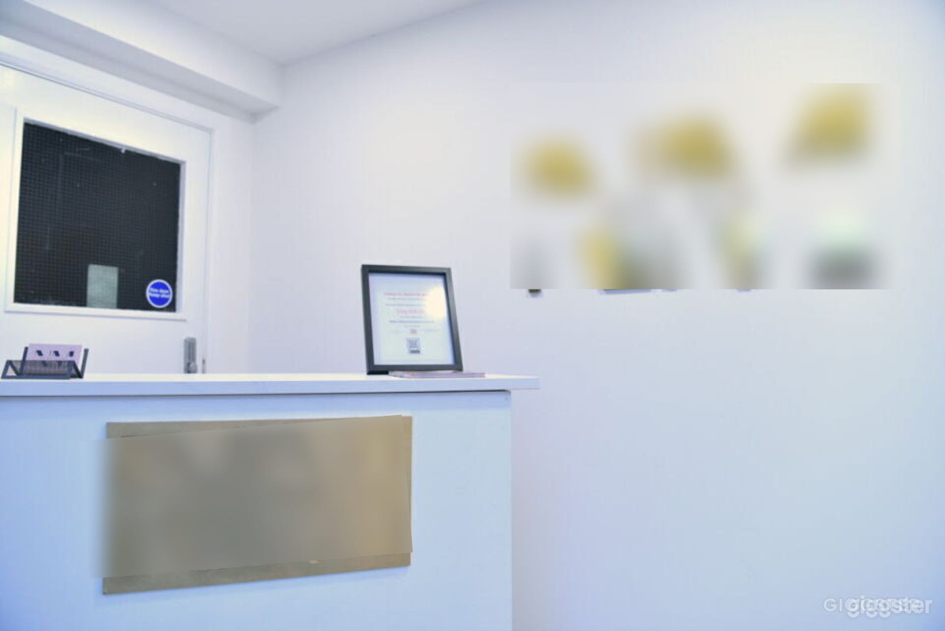Luxurious Salon with Multifunctional Spaces Photo 3