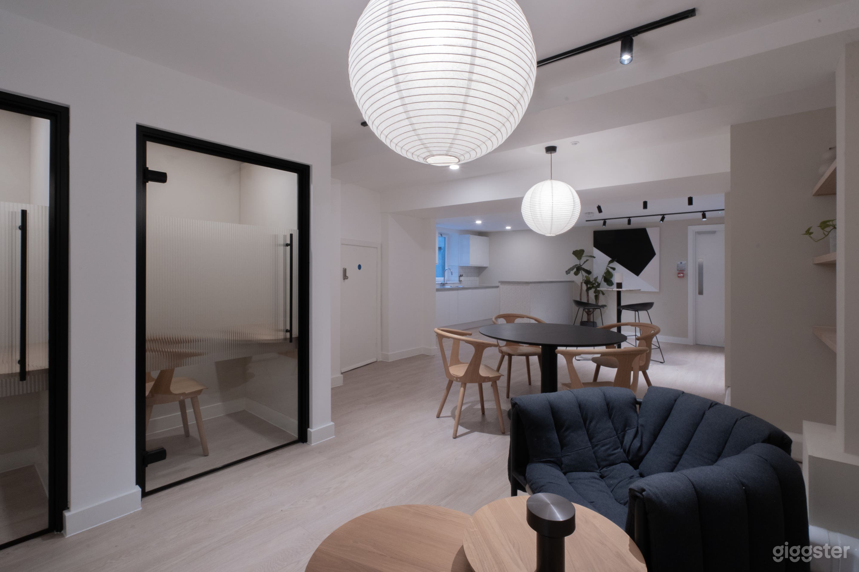 10 Person Meeting Room Photo 3