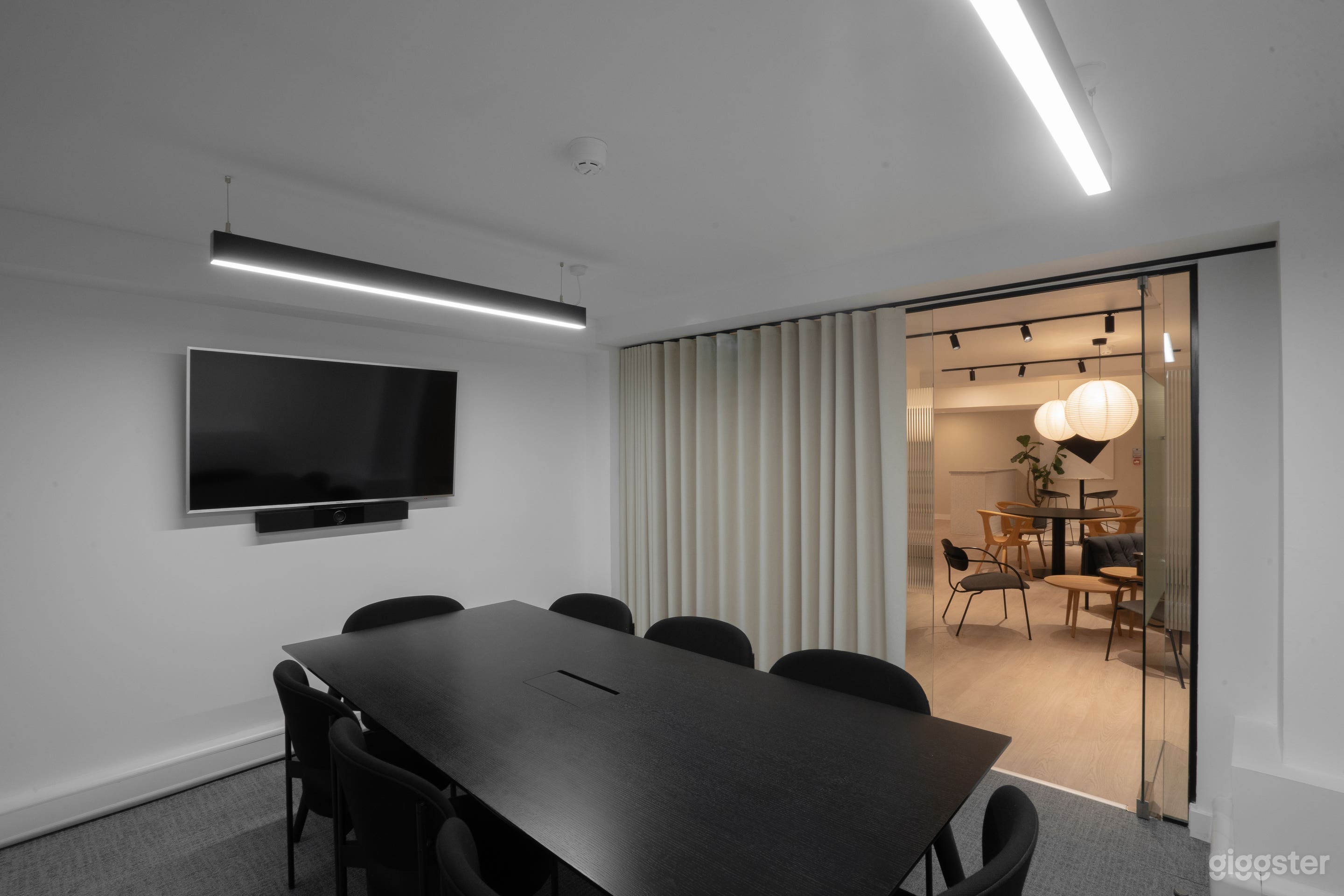 10 Person Meeting Room Photo 1