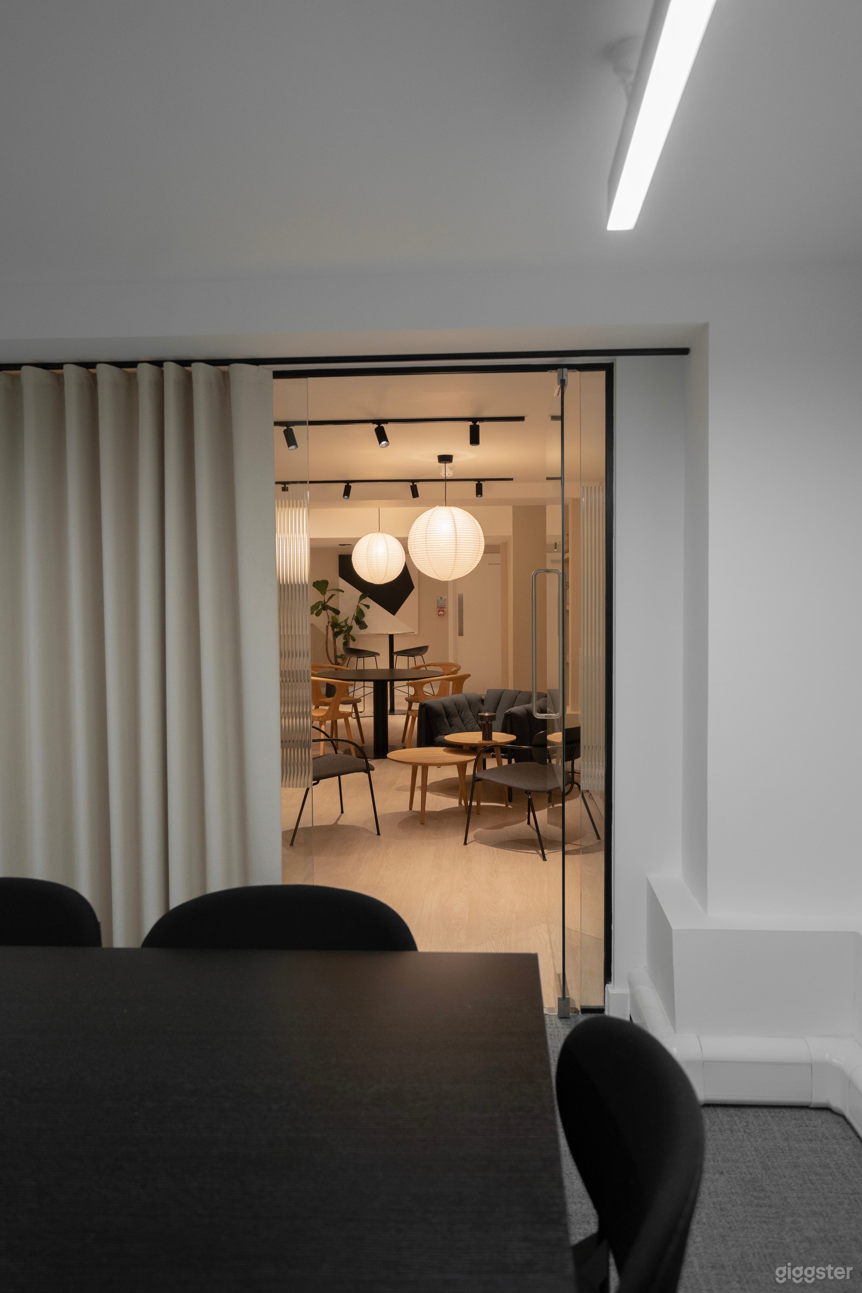 10 Person Meeting Room Photo 4