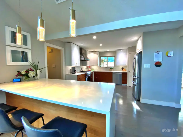  Luxurious Vibrant House with Pool 