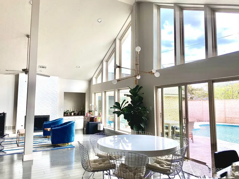  Luxurious Vibrant House with Pool 