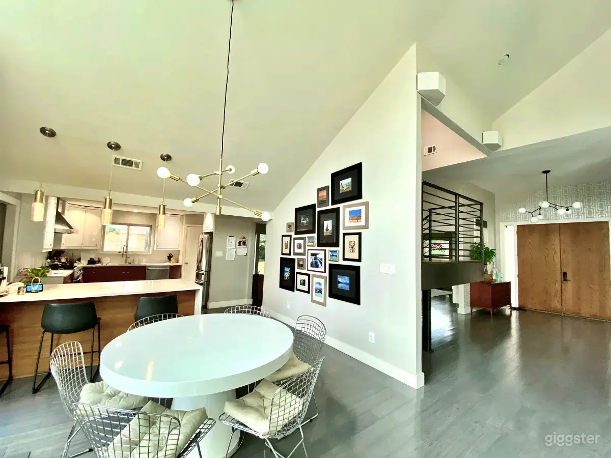 Luxurious Vibrant House with Pool Photo 4